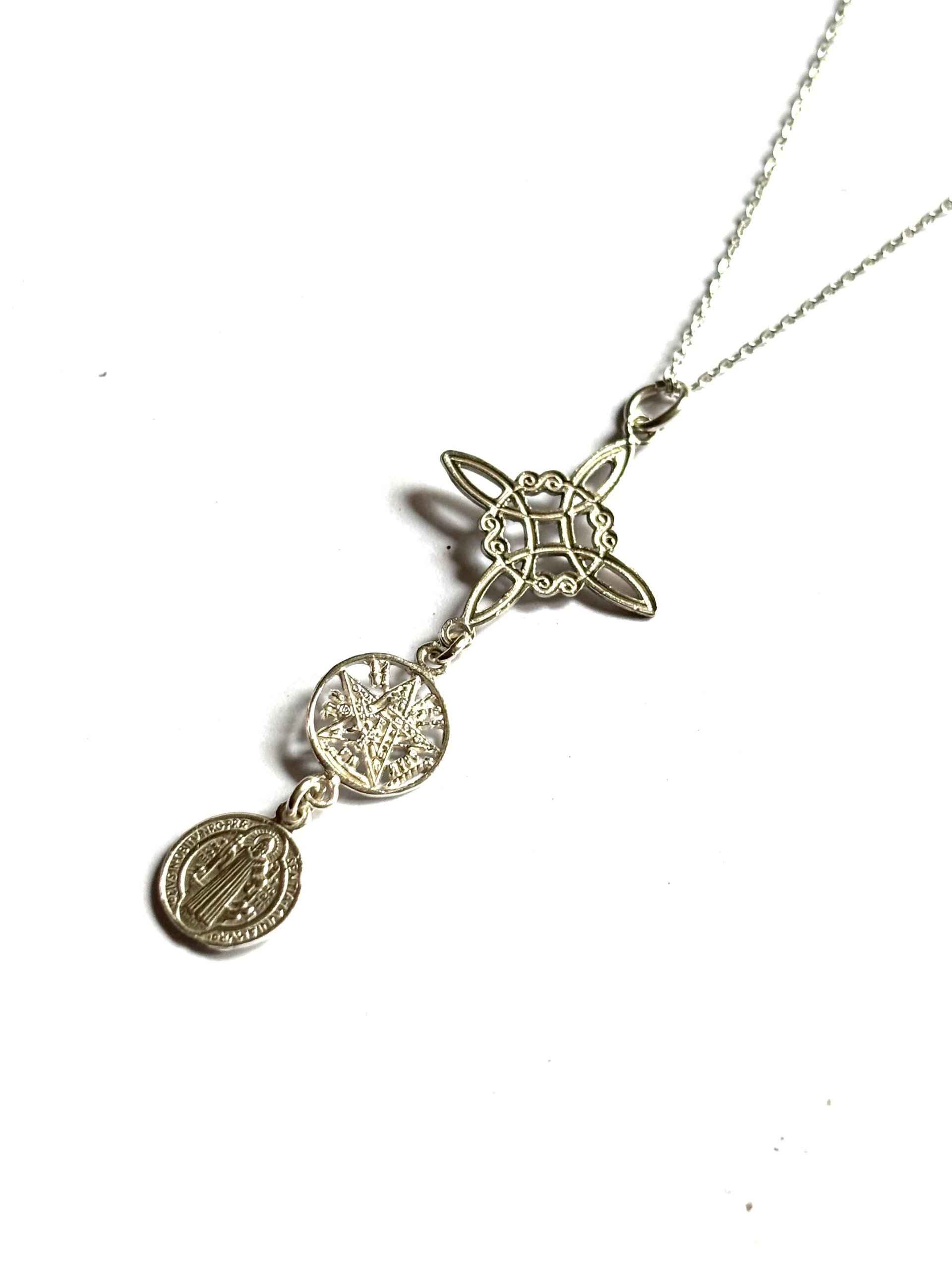 collar triple protección nudo de bruja, tetragramaton y San Benito - 2