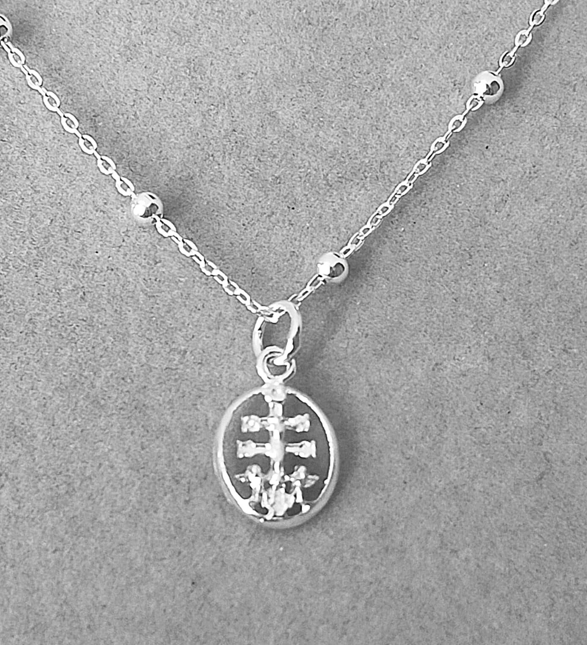 Collar bolitas de 40cm medalla cruz de caravaca - 3