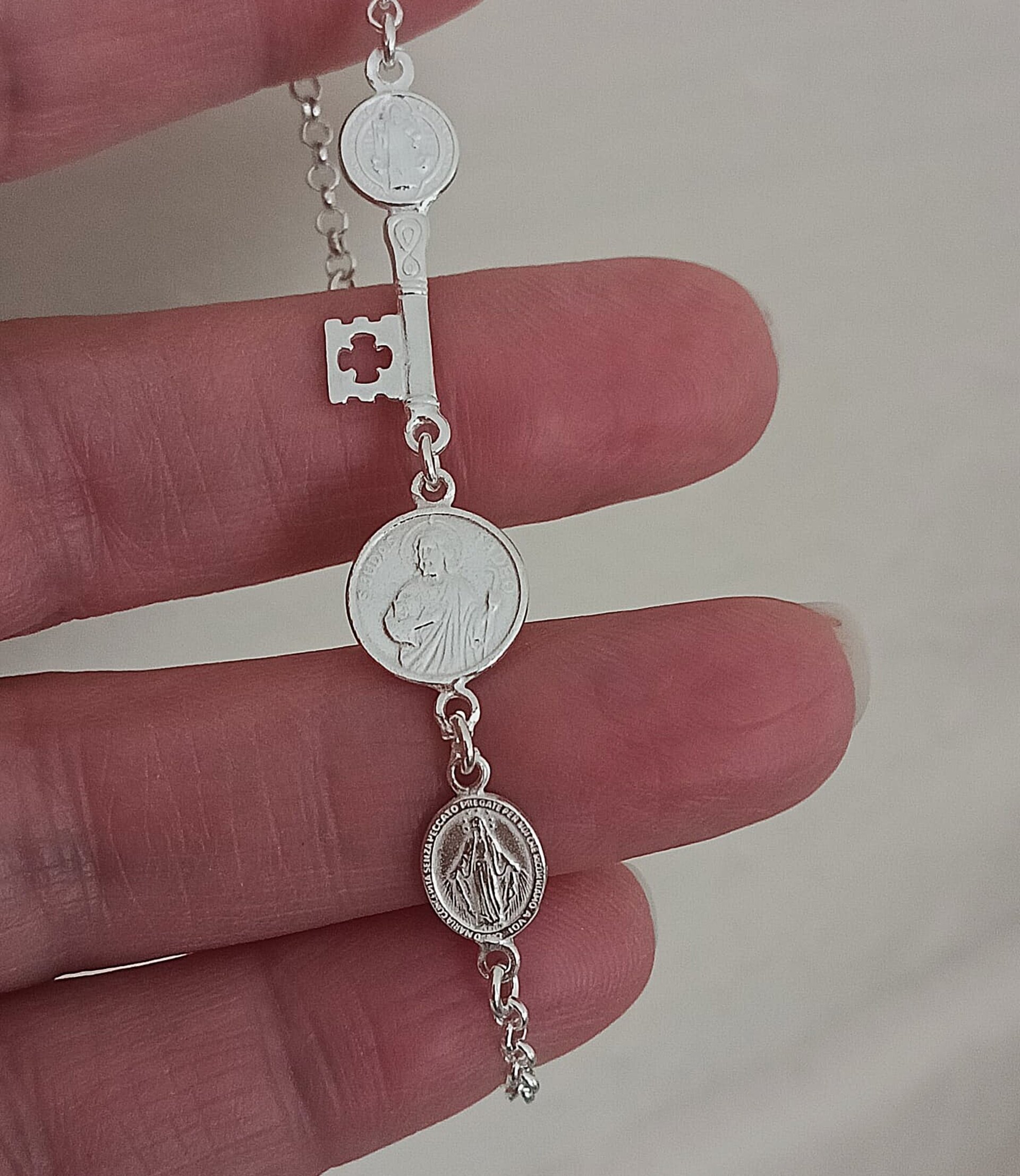 pulsera triple protección llave San Benito, judas Tadeo y virgen de la milagrosa - 2