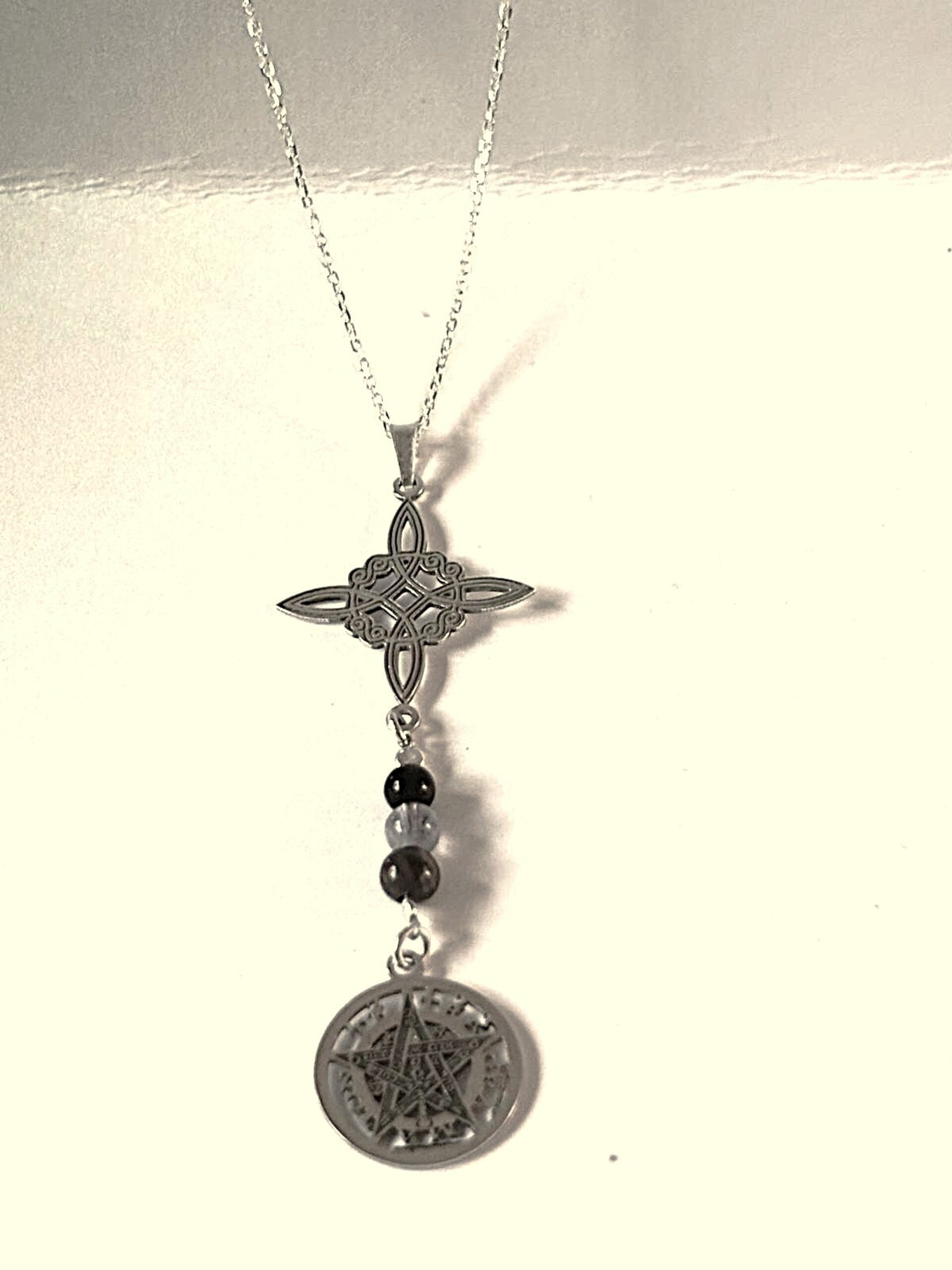 collar doble protección nudo de bruja y Tetragrámaton con tres piedras - 7