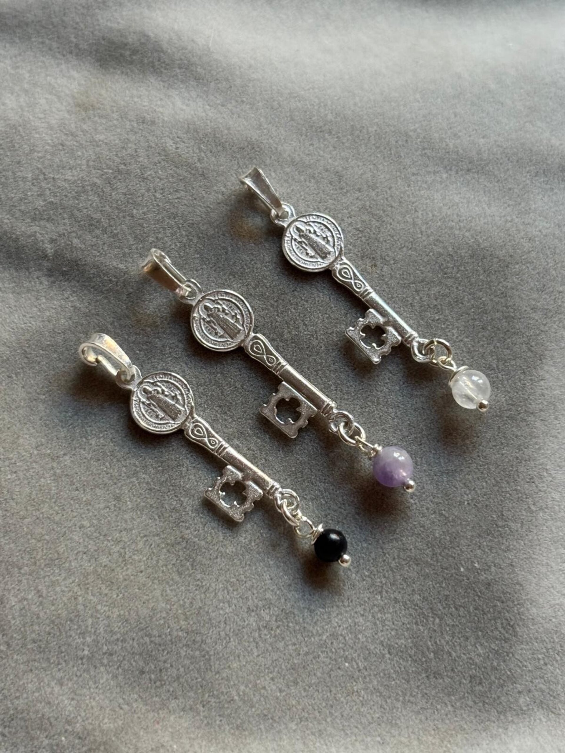 colgante llave san Benito con shungita, amatista y cuarzo maestro - 2