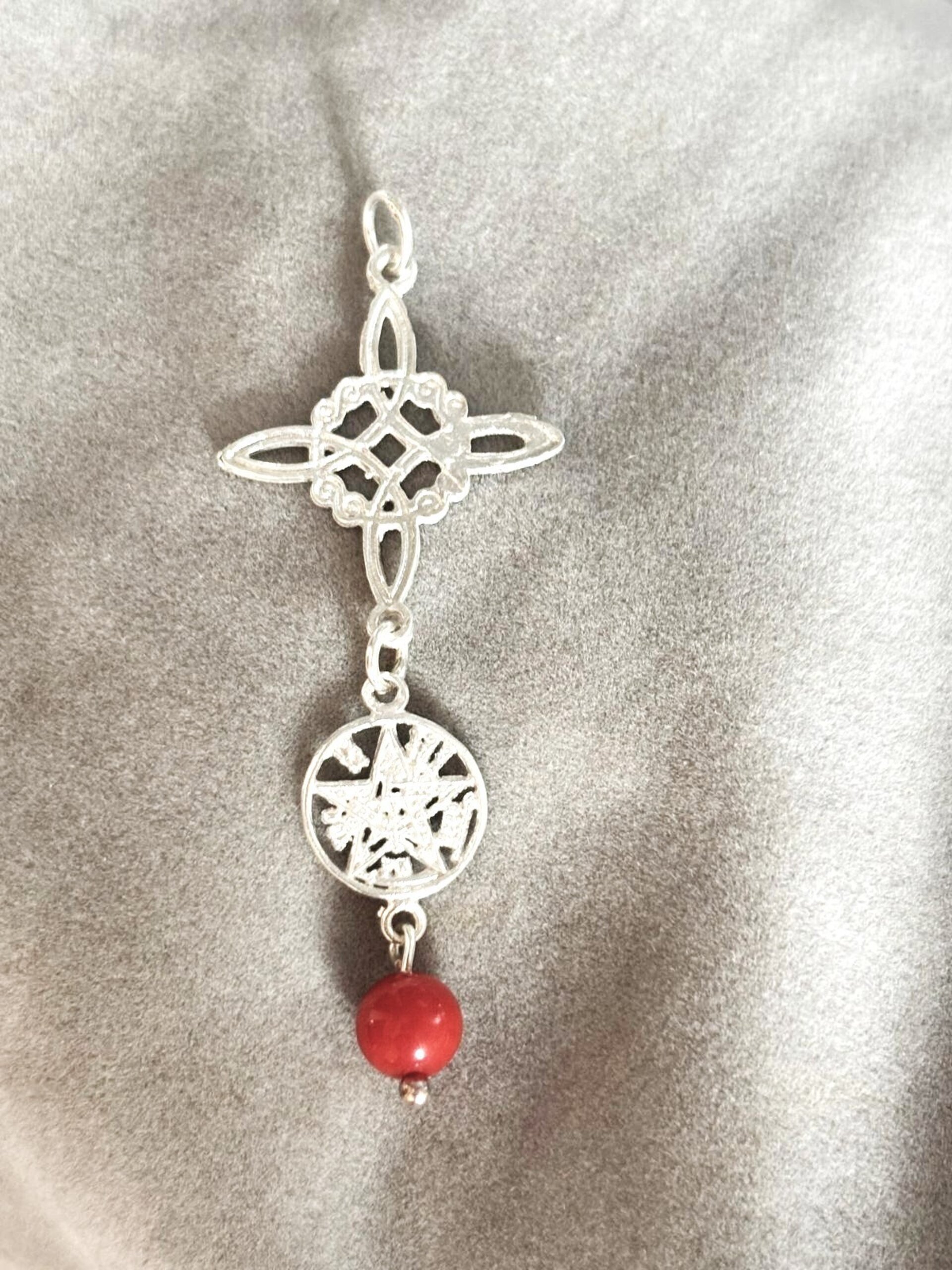 colgante doble protección nudo de bruja y tetragramaton con piedra coral - 1