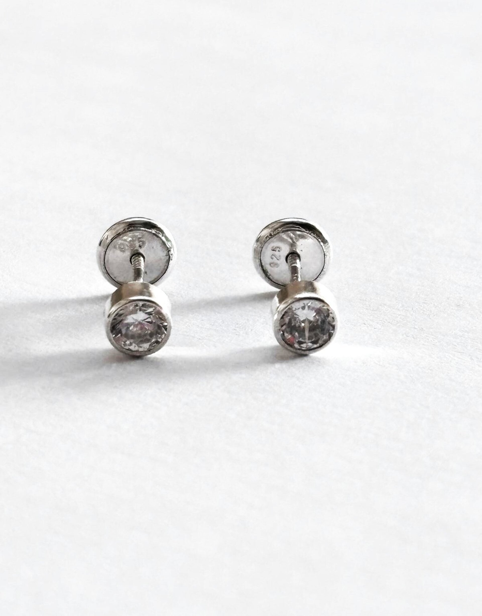 Pendientes chatón circonita blanca redonda - 2