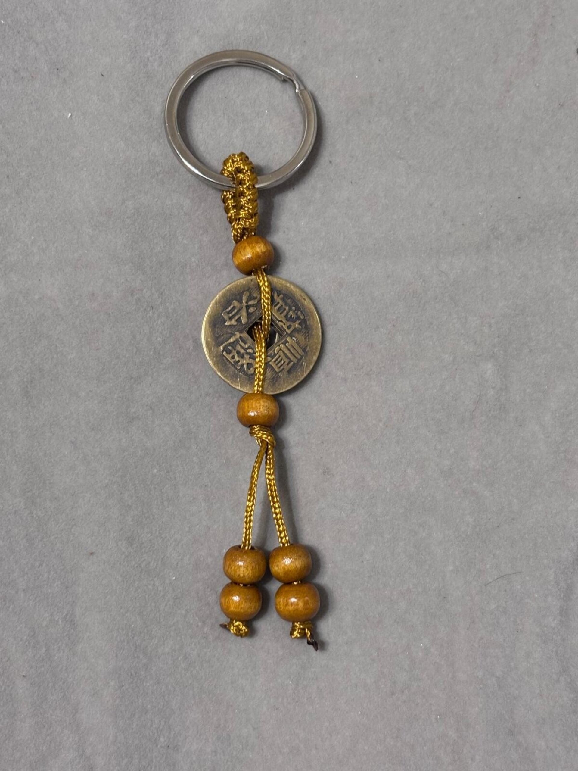 llavero feng shui -ATRAE DINERO- con bolas de madera - 1