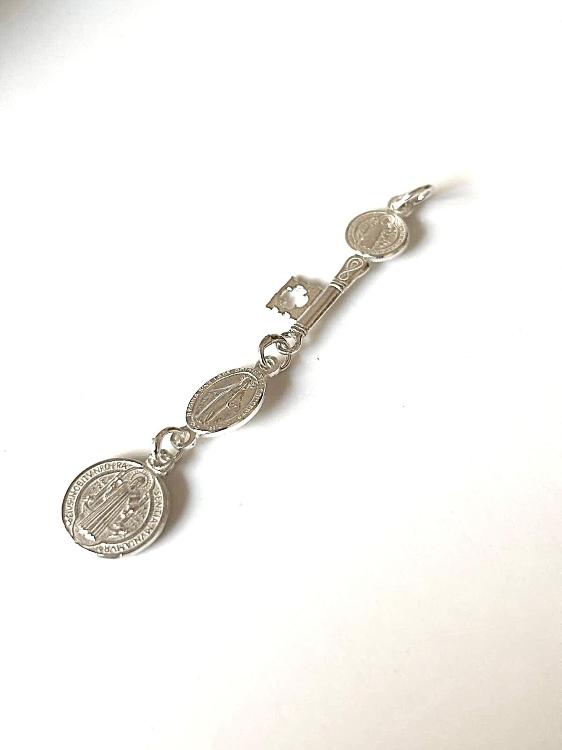 colgante religioso llave y medalla de san Benito con virgen de la Milagrosa - 2