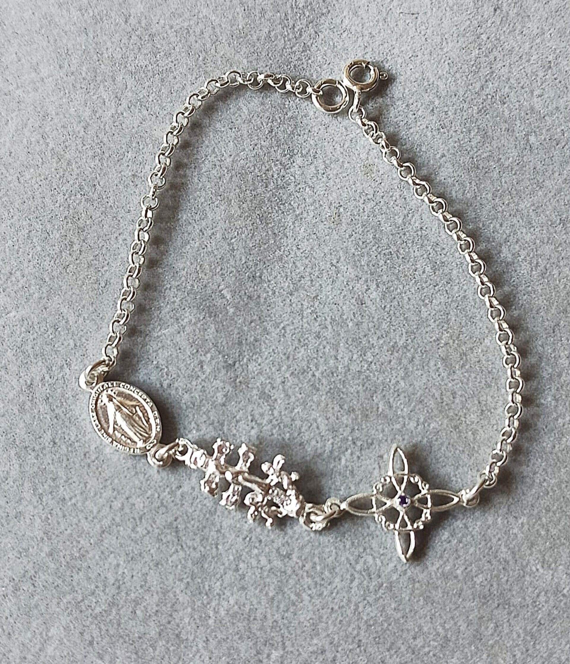 pulsera triple protección San Benito, cruz de caravaca y nudo de bruja - 3