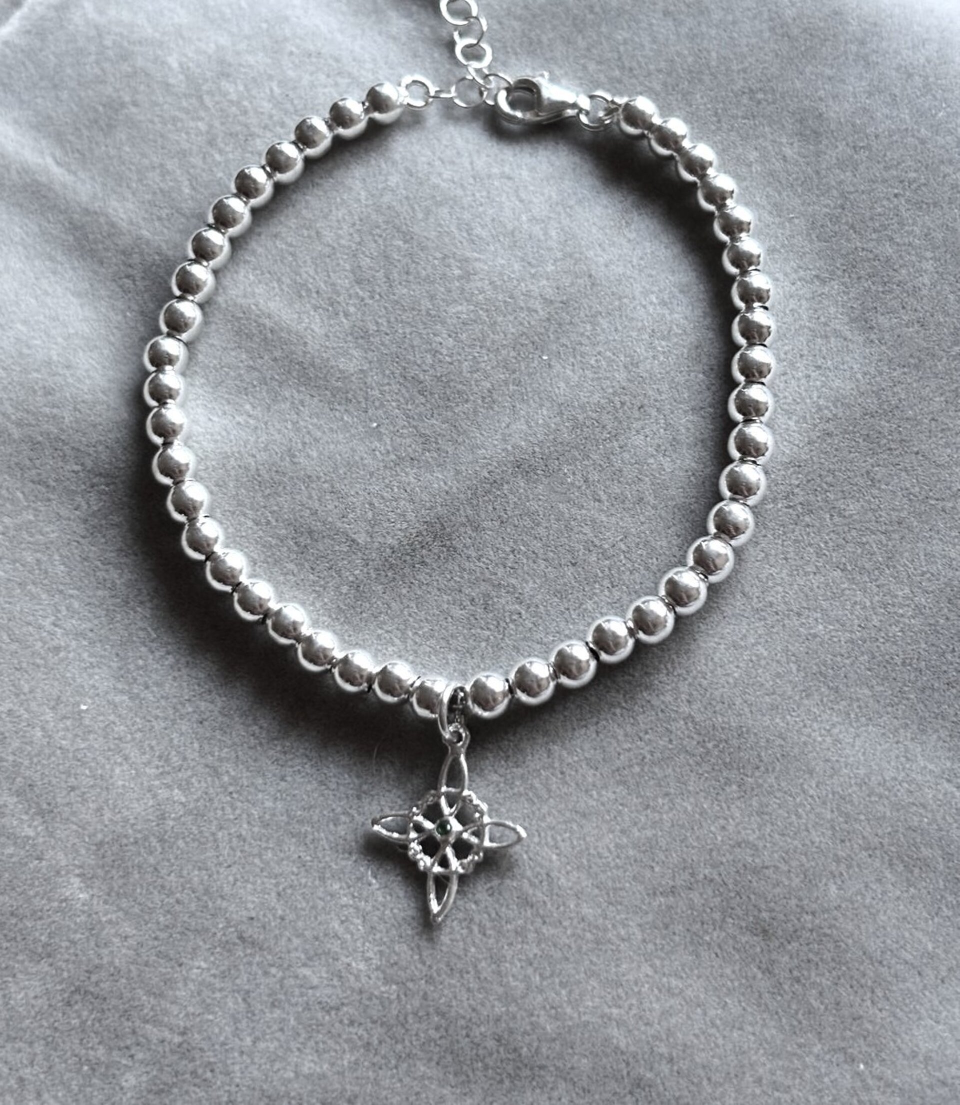 pulsera bolas 4mm con nudo de bruja - 1