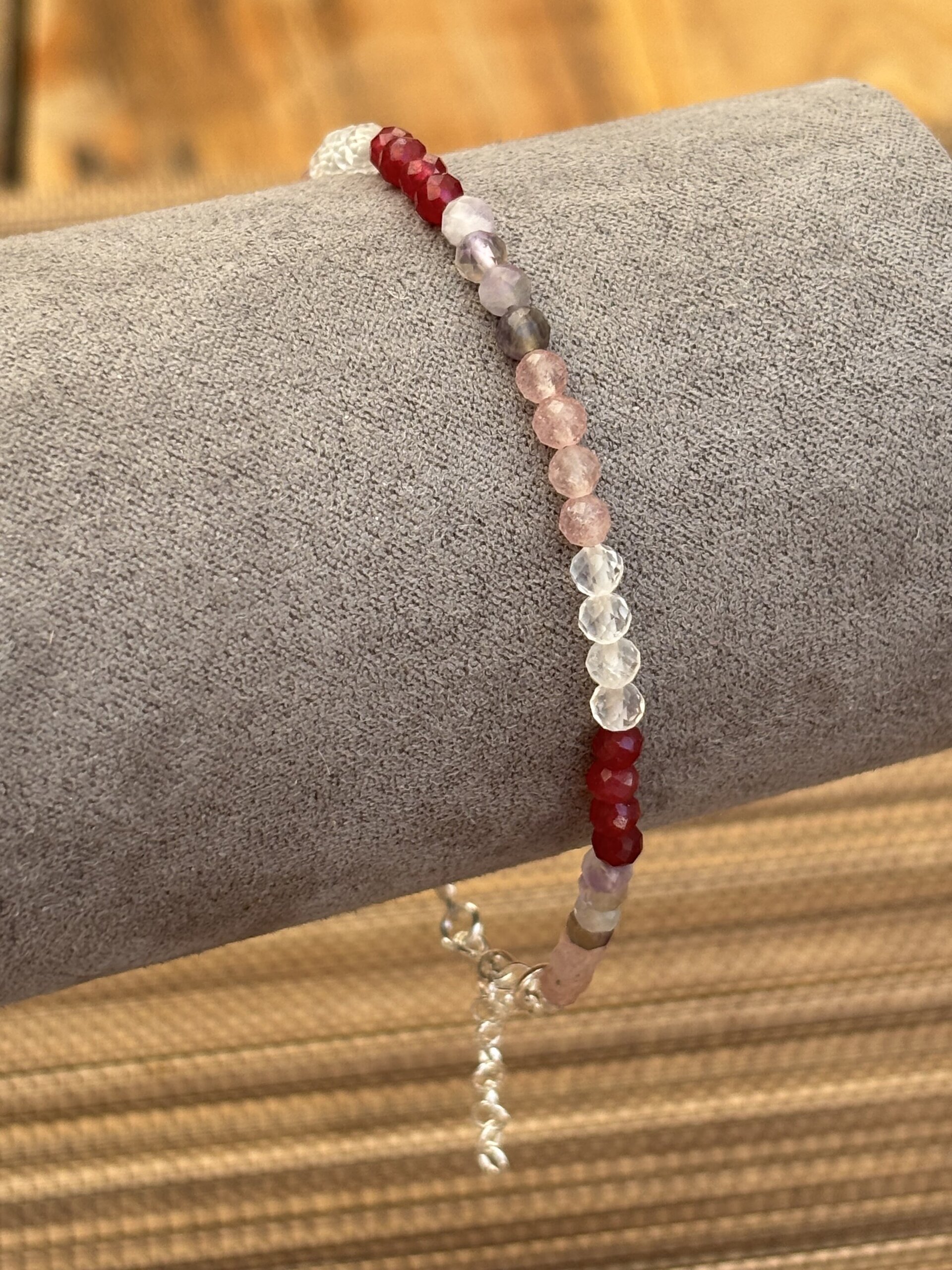 Pulsera ajustable rubí, amatista, cuarzo maestro y cuarzo rosa - 5