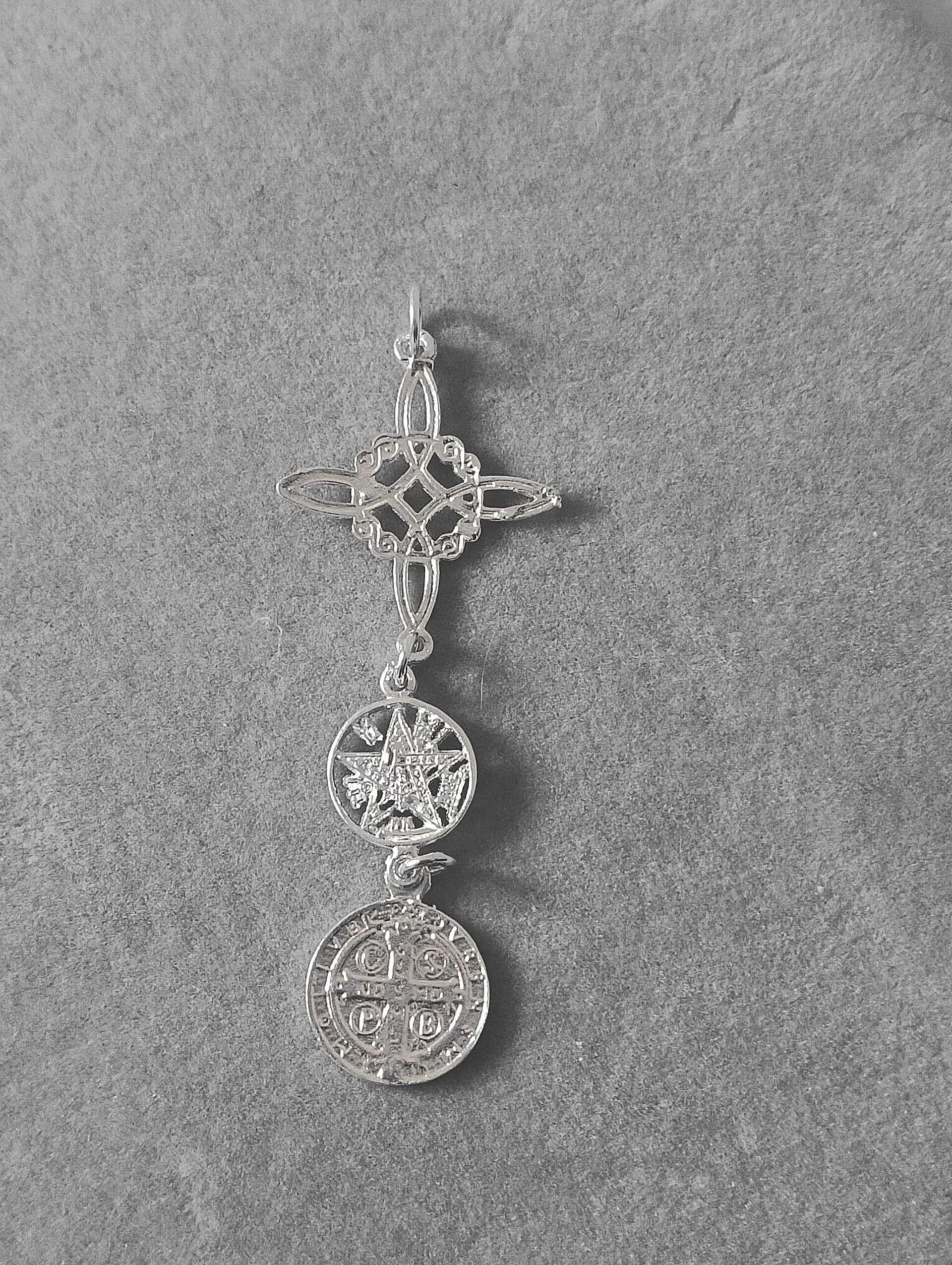 colgante triple protección nudo de bruja, tetragramaton y San Benito - 2