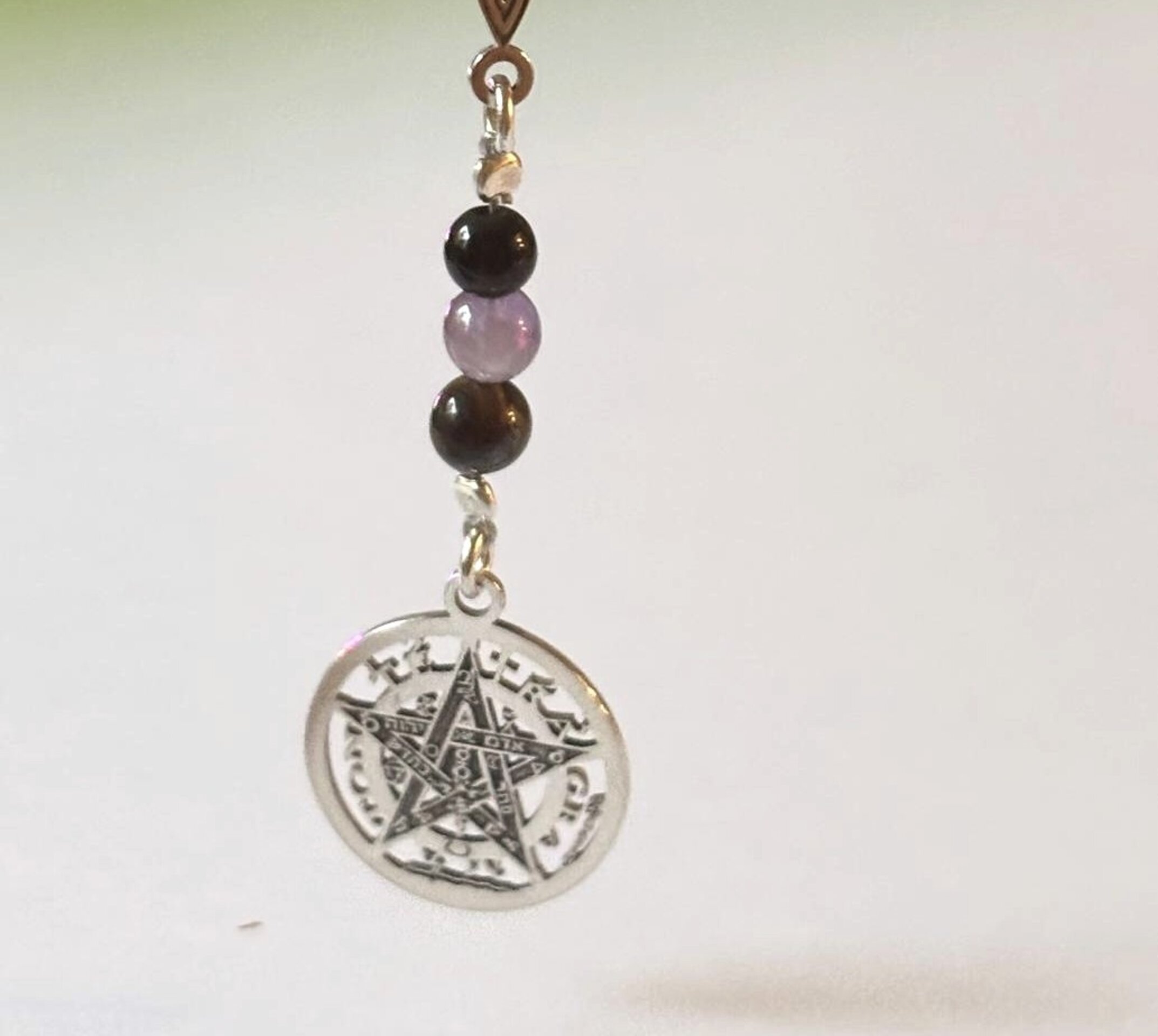 collar doble protección nudo de bruja y Tetragrámaton con tres piedras - 4