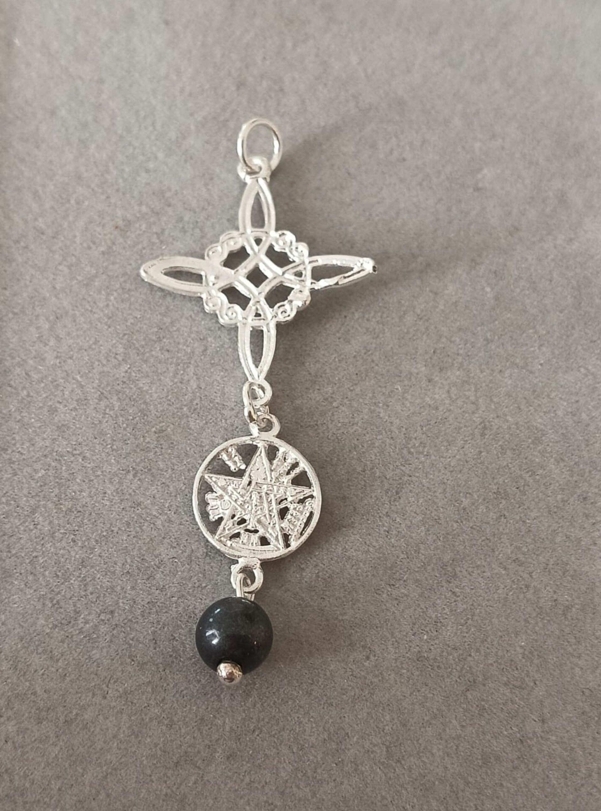 colgante doble protección nudo de bruja y tetragramaton con piedra onix - 2