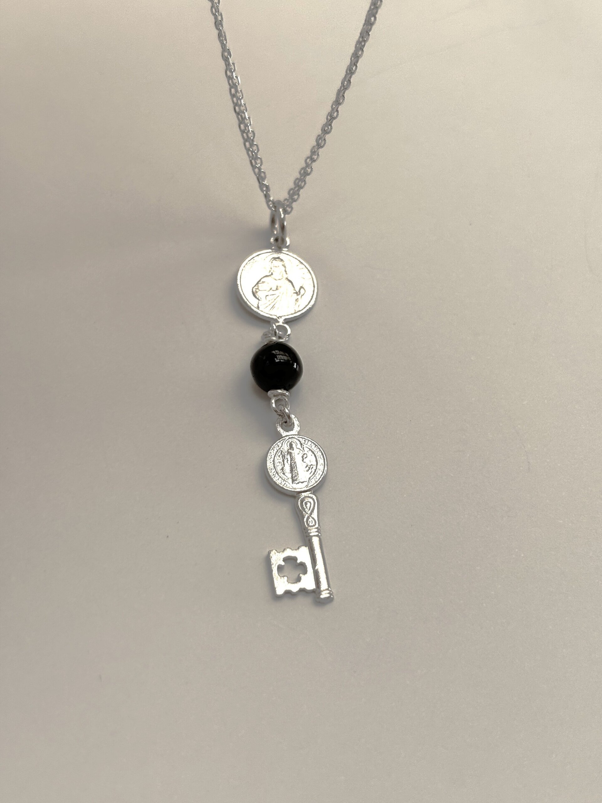 Collar llave abre caminos y san judas Tadeo con onix - 2