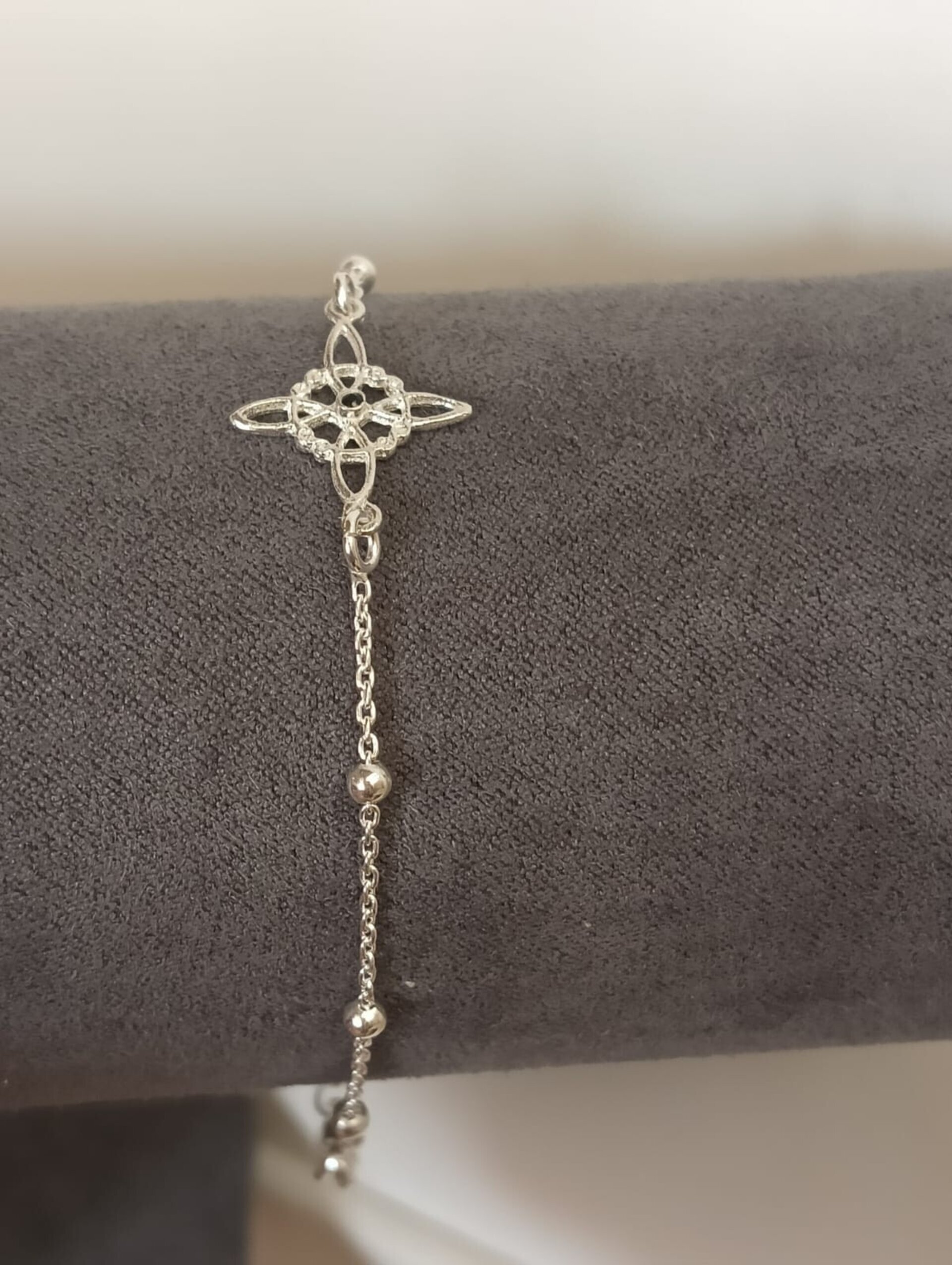 Pulsera bolitas nudo de bruja y piedra mini de onix en el centro - 3