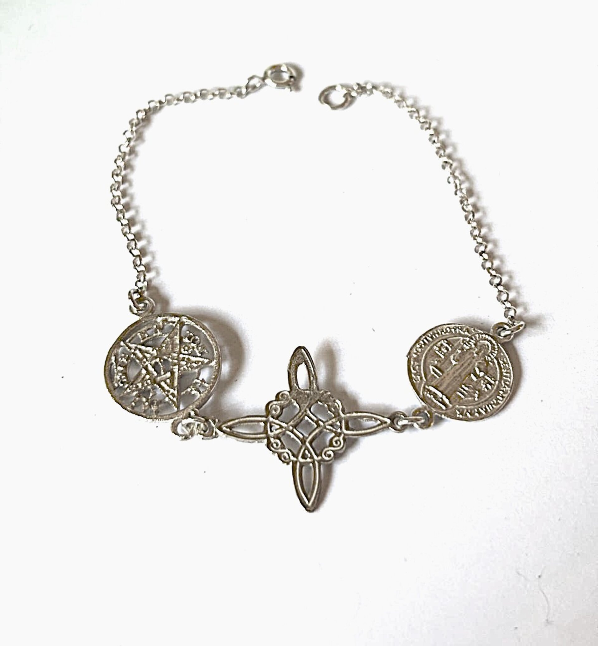 pulsera triple protección nudo de bruja, tetragramaton y San Benito - 1