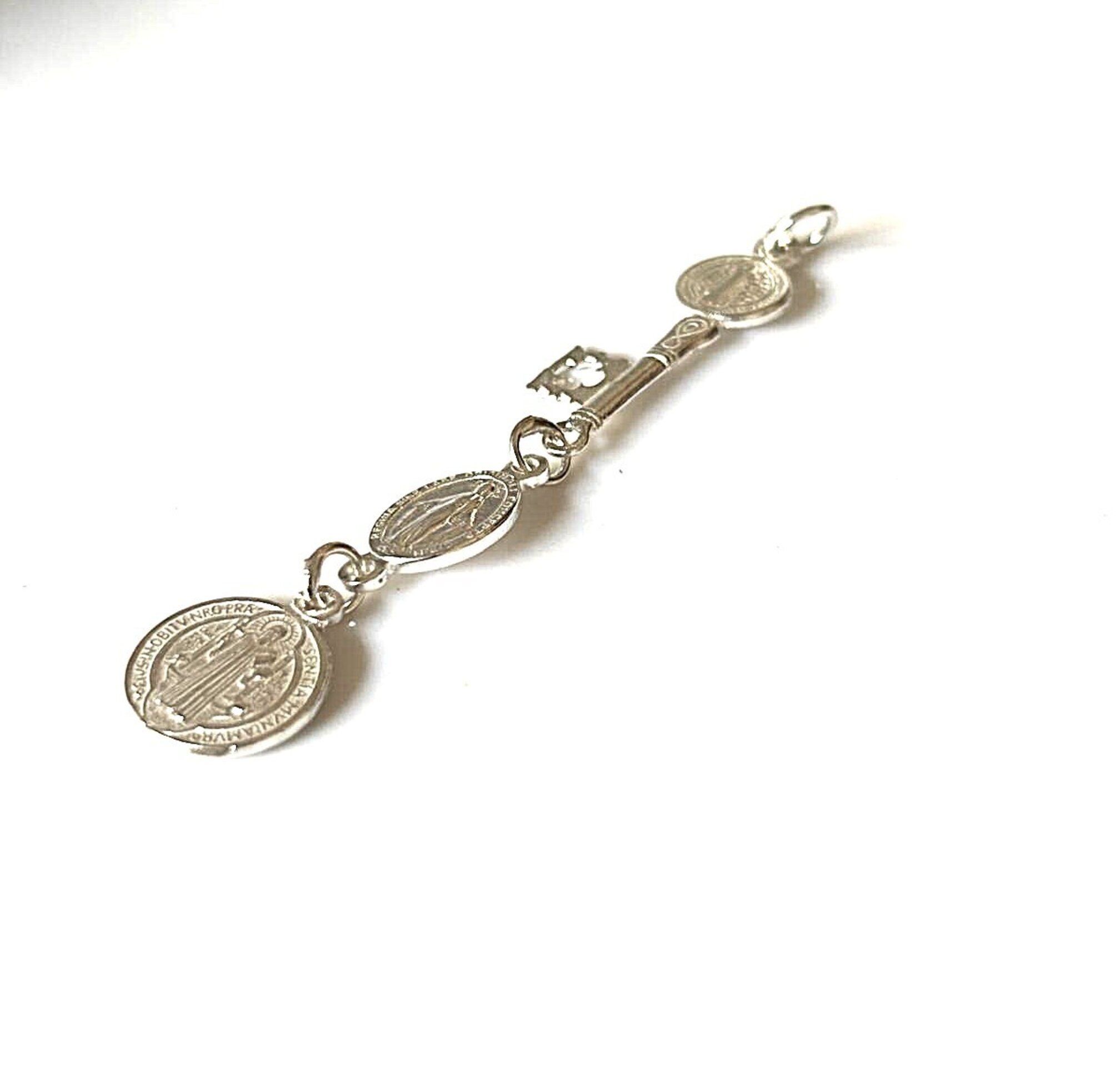 colgante religioso llave y medalla de san Benito con virgen de la Milagrosa - 1