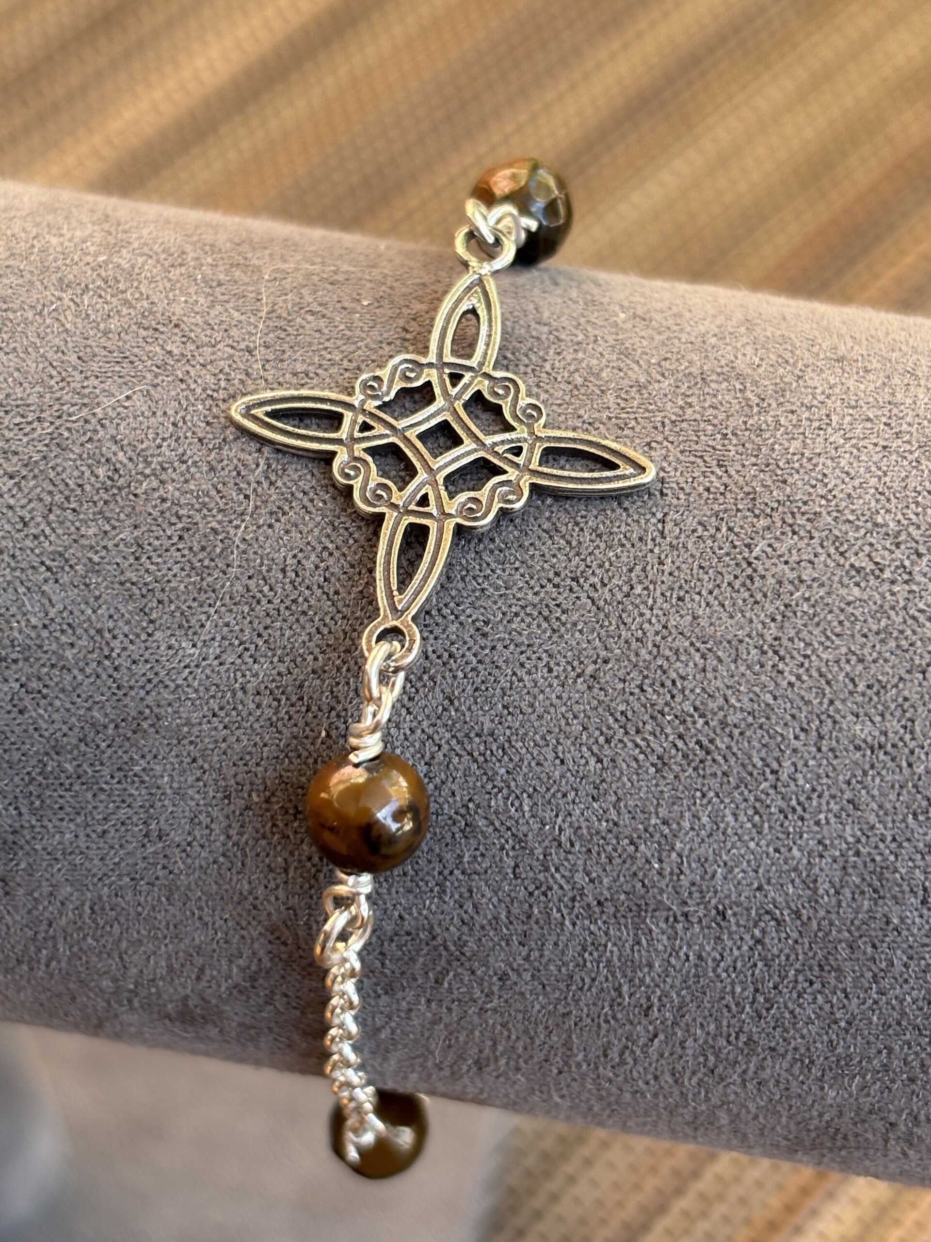 Pulsera amuleto nudo de bruja con piedra de ojo de tigre natural - 1