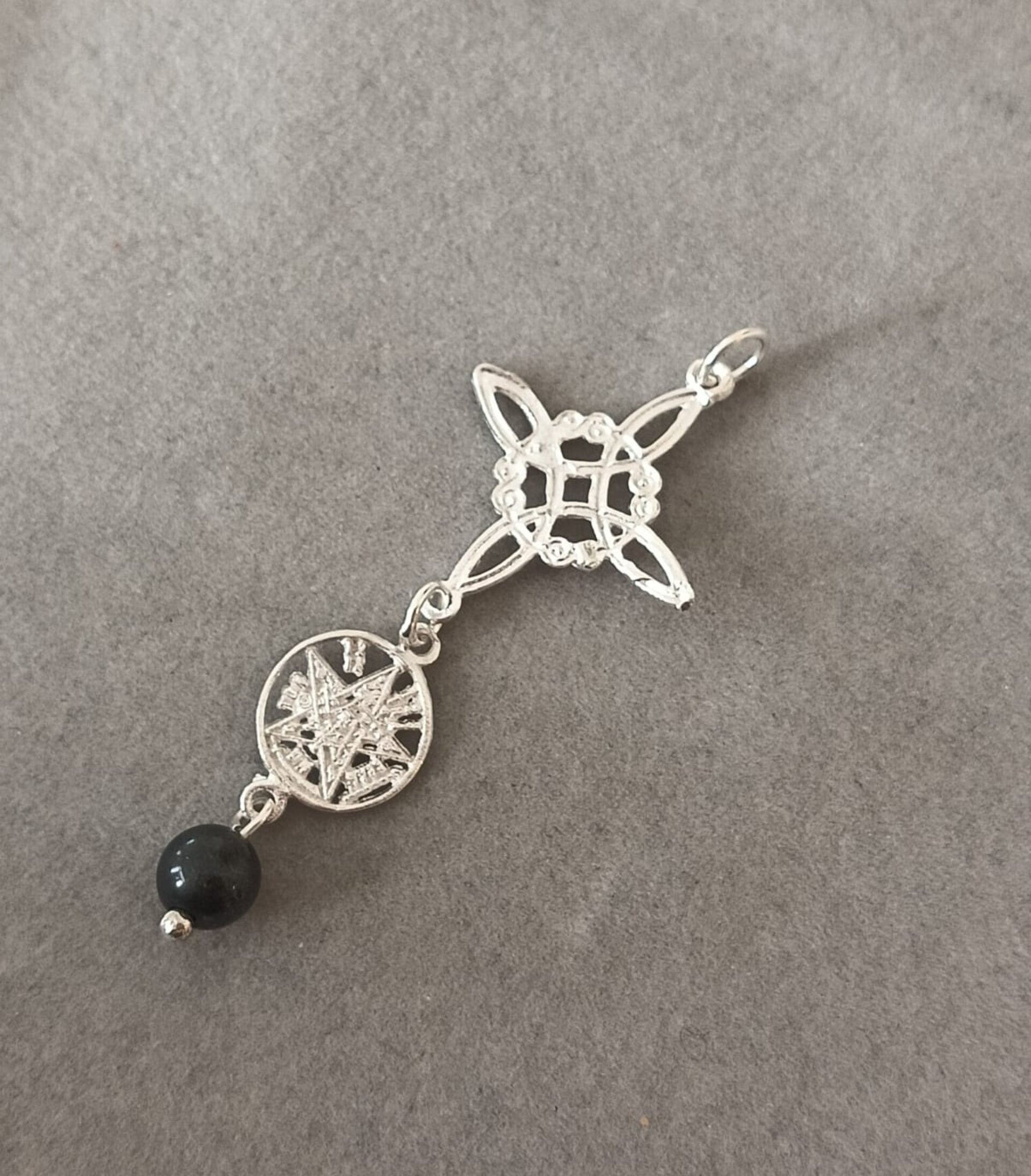 colgante doble protección nudo de bruja y tetragramaton con piedra onix - 3