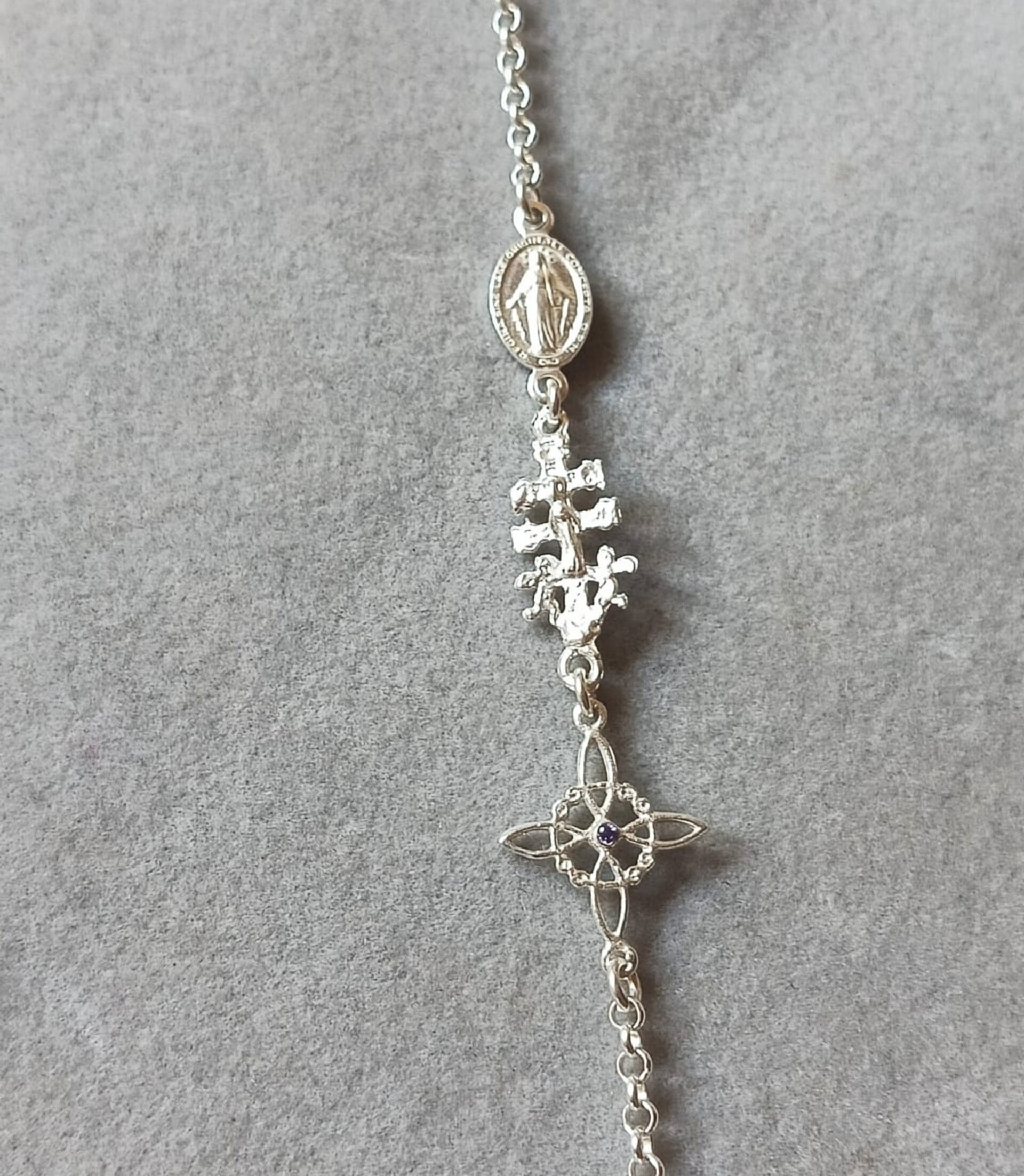 pulsera triple protección San Benito, cruz de caravaca y nudo de bruja - 4