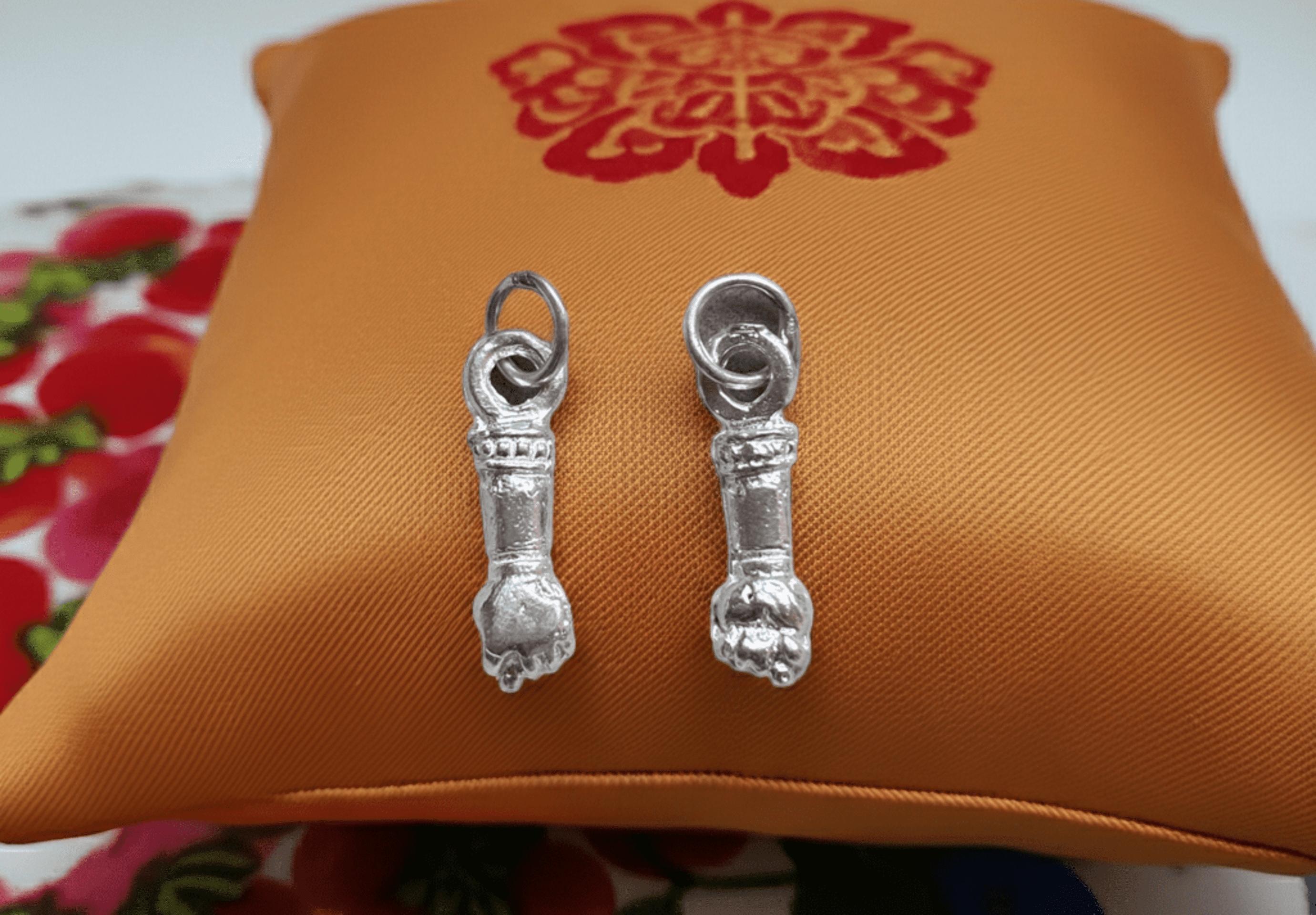 colgante puño de higa - 1