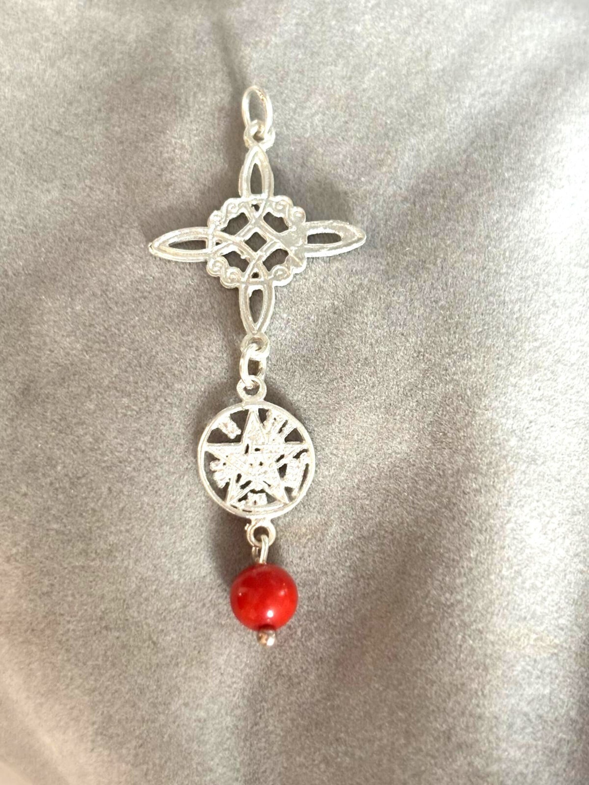 colgante doble protección nudo de bruja y tetragramaton con piedra coral - 3