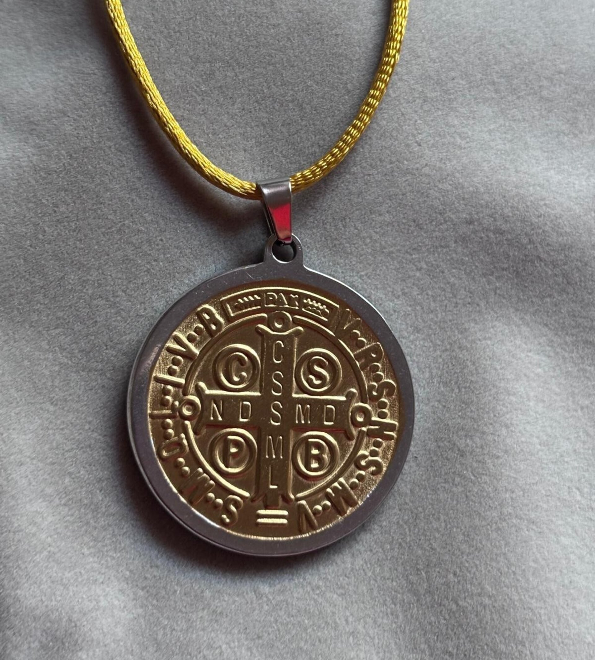 collar medalla San Benito acero inoxidable dorado - 4