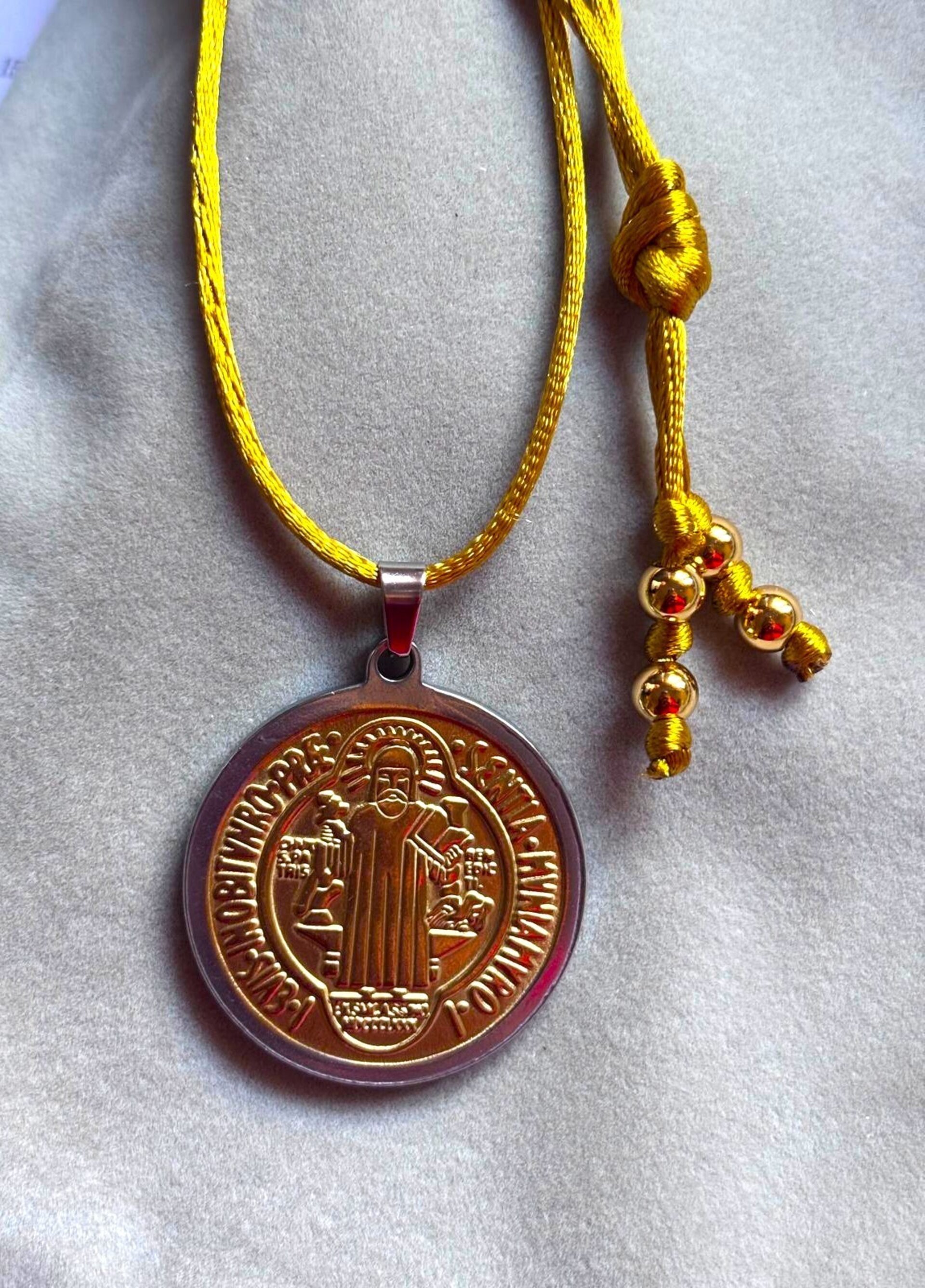 collar medalla San Benito acero inoxidable dorado - 3