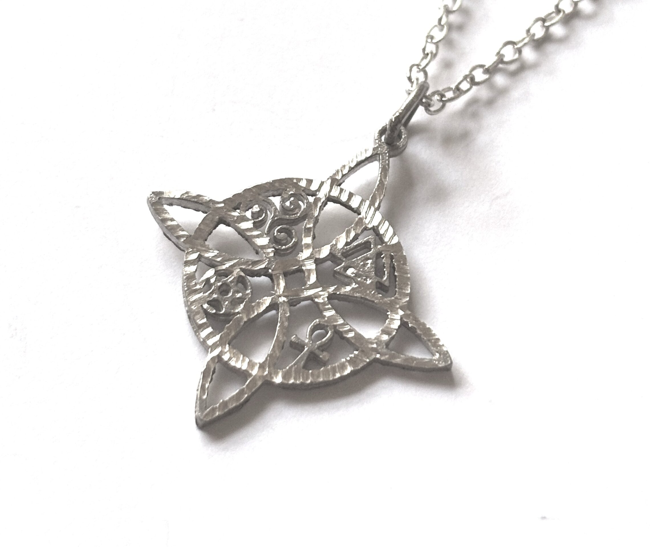 Collar nudo de bruja con símbolos en el centro diseño tallado - 2