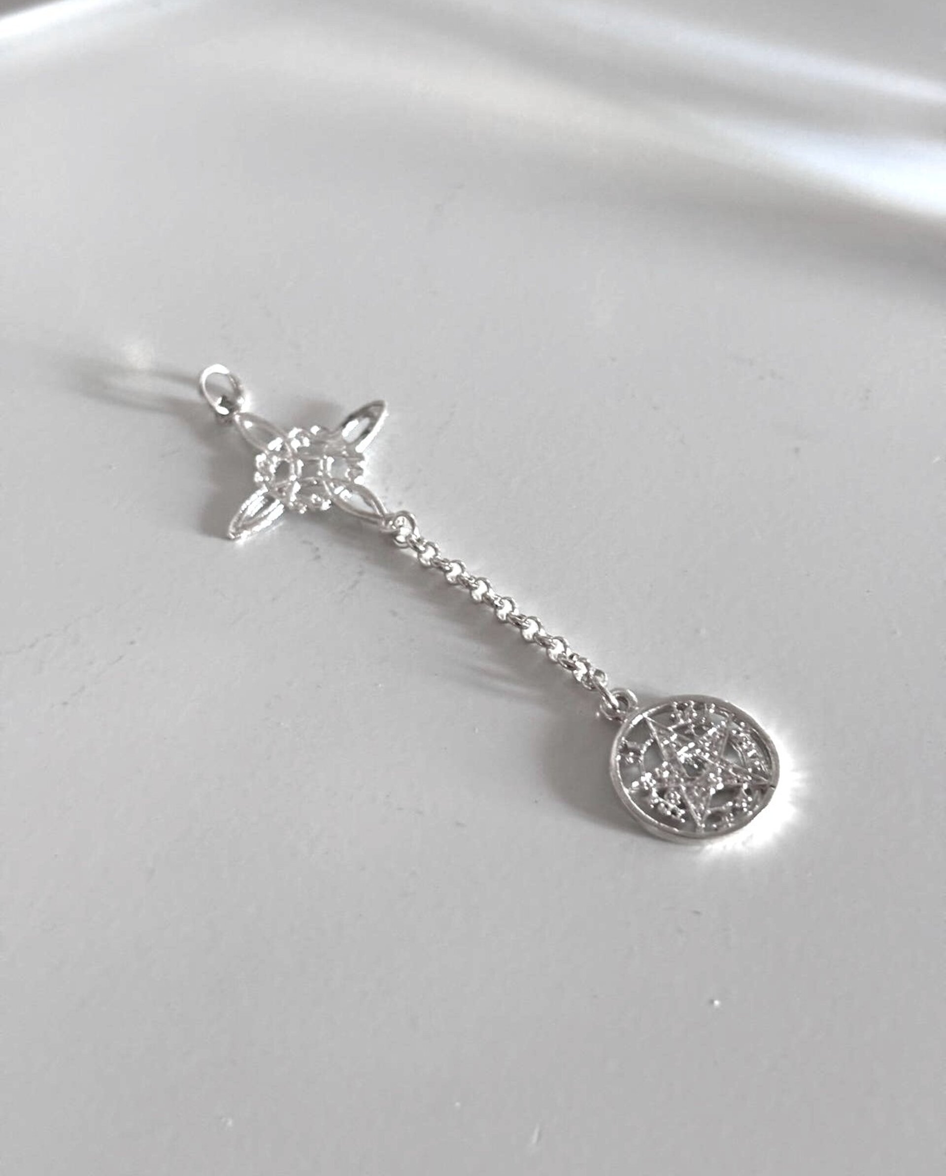 Colgante doble protección nudo de bruja y Tetragrámaton - 2