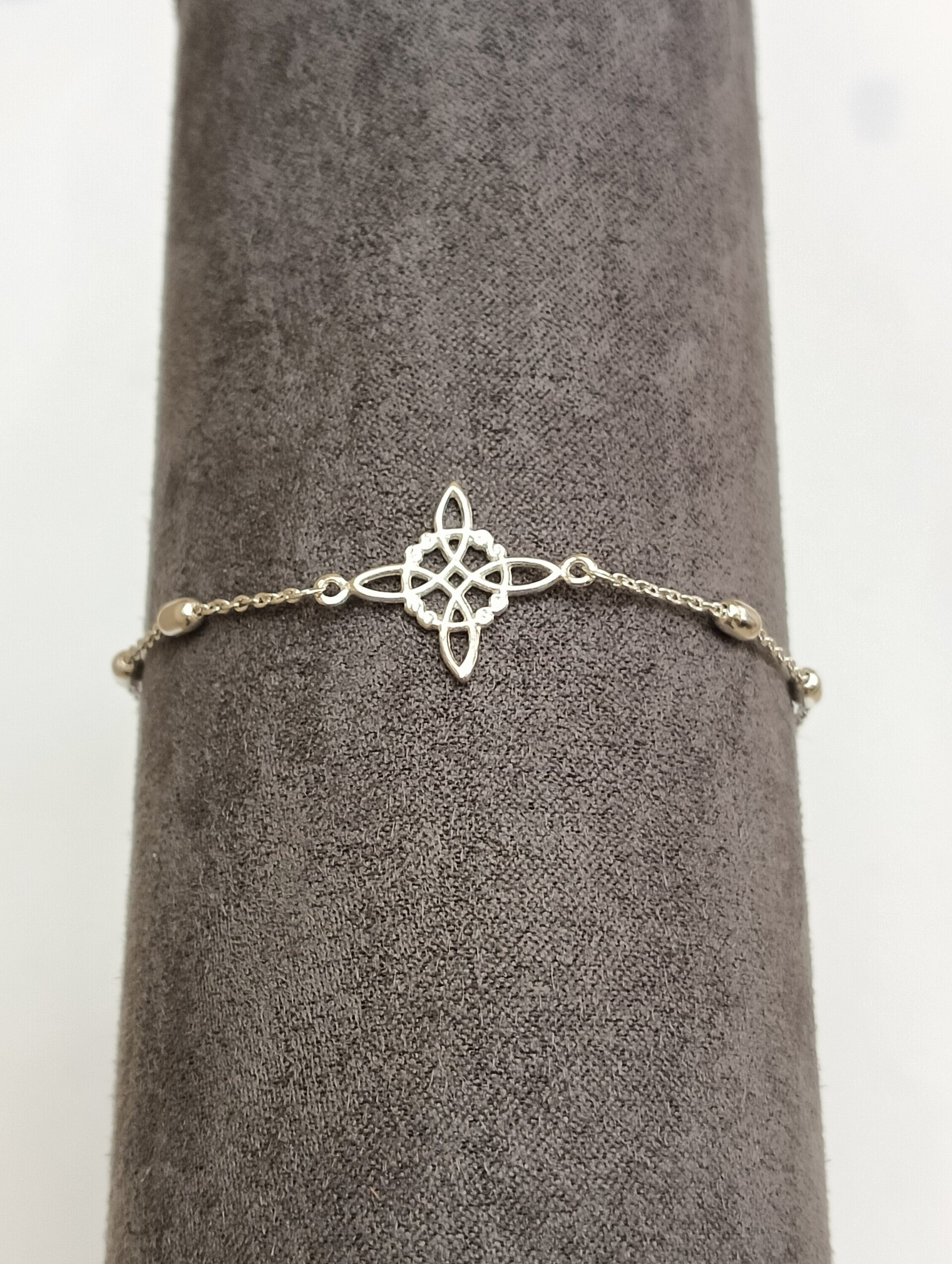 Pulsera bolitas nudo de bruja y piedra mini de onix en el centro - 4