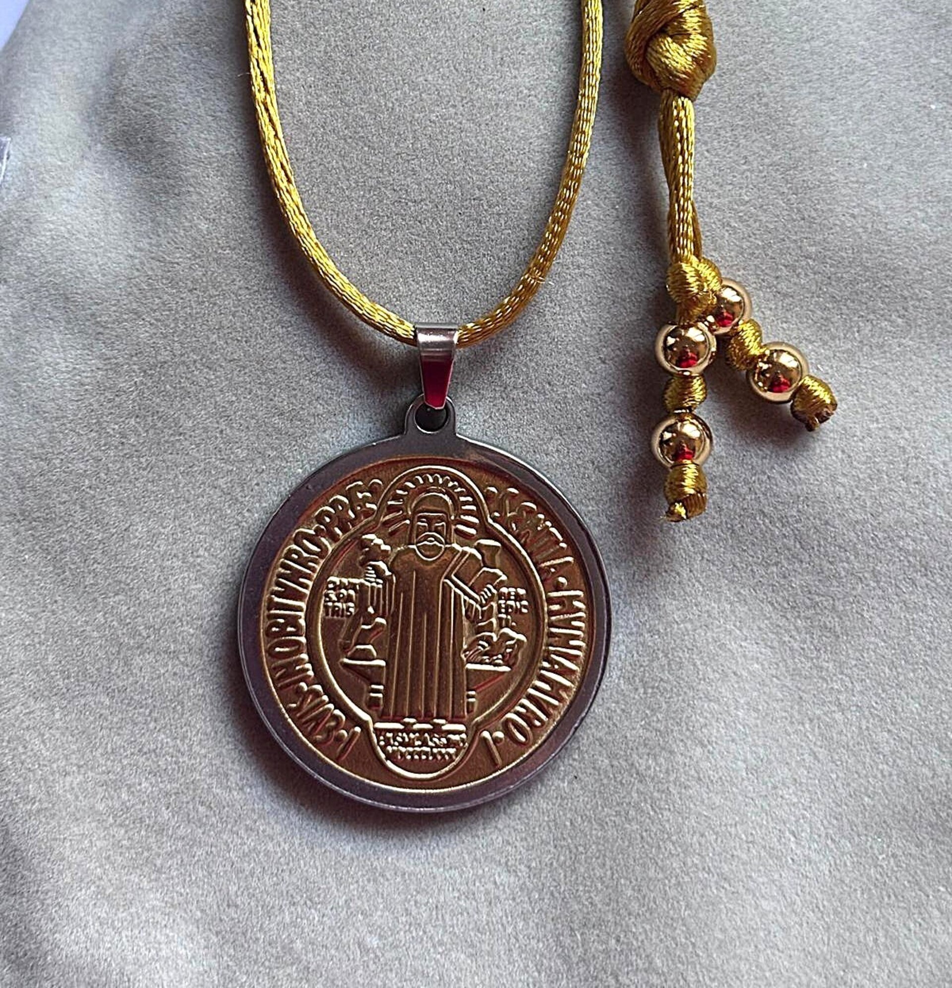 collar medalla San Benito acero inoxidable dorado - 5