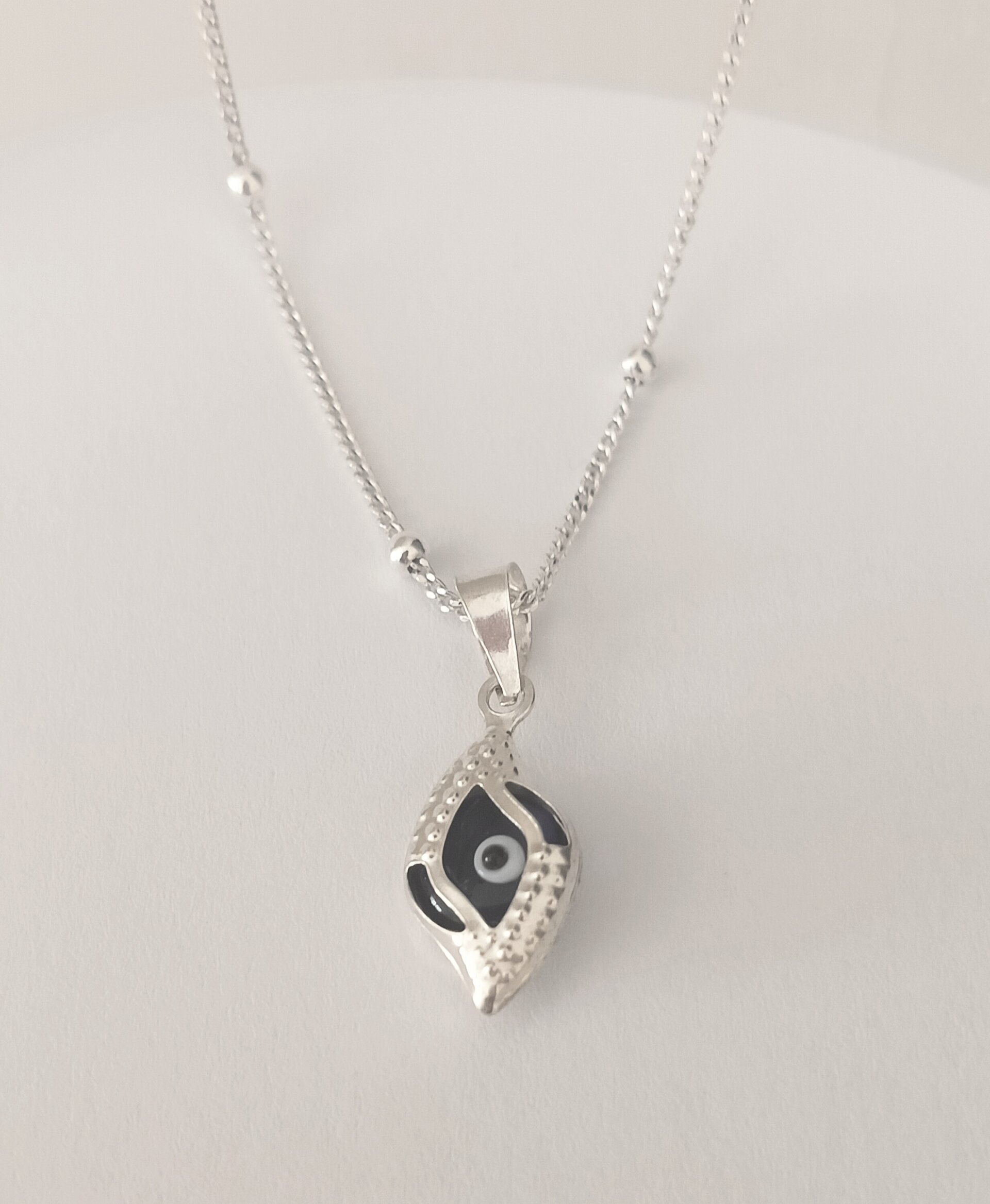 Collar bolitas y ojo turco - 3