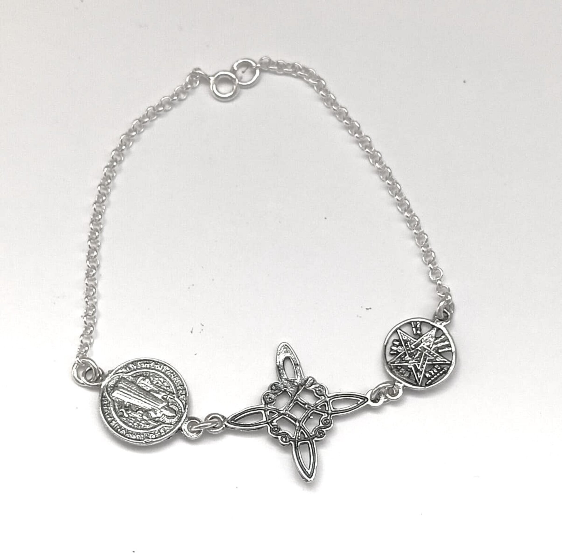 pulsera triple protección nudo de bruja, tetragramaton y San Benito - 2