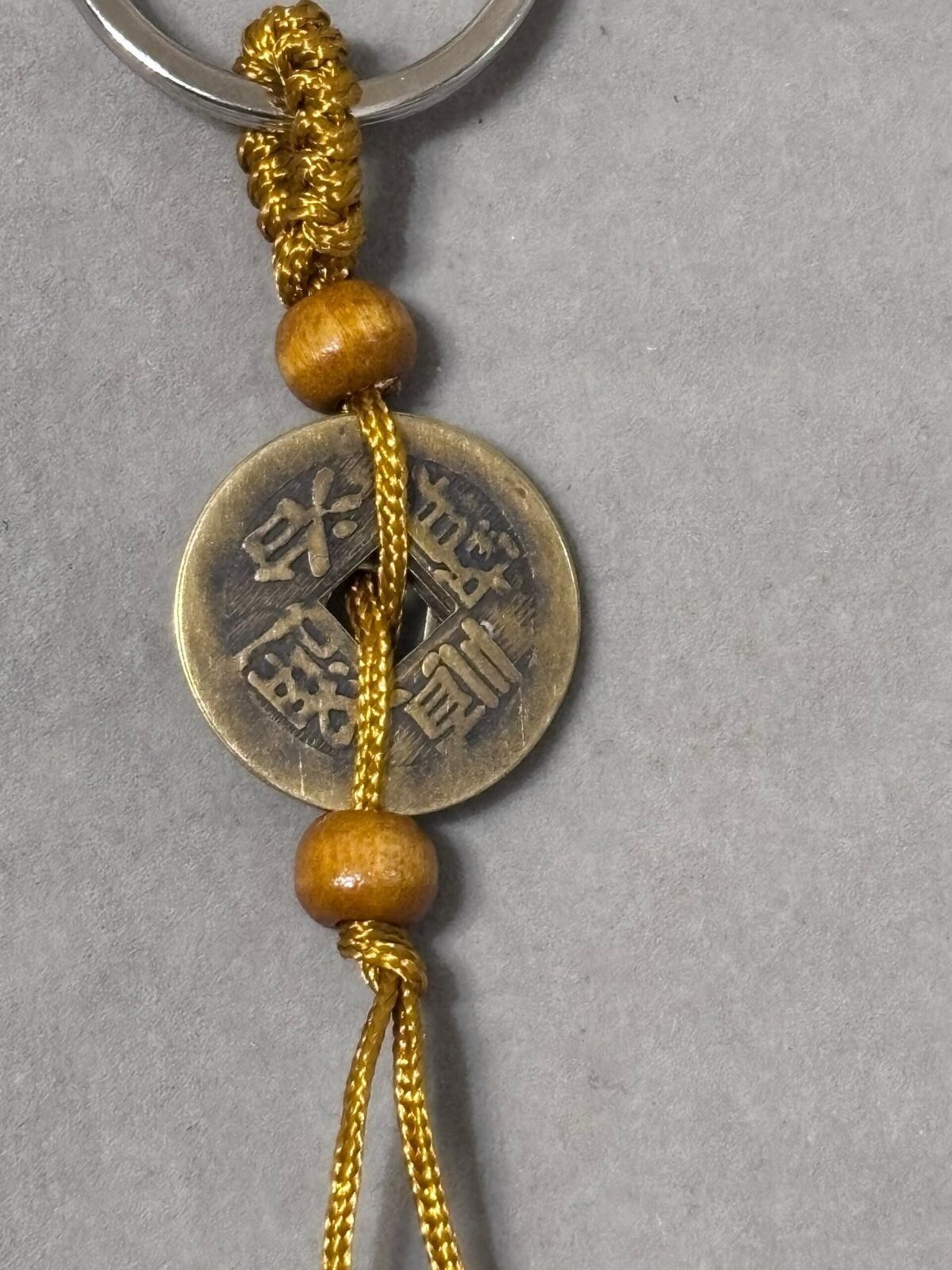 llavero feng shui -ATRAE DINERO- con bolas de madera - 2