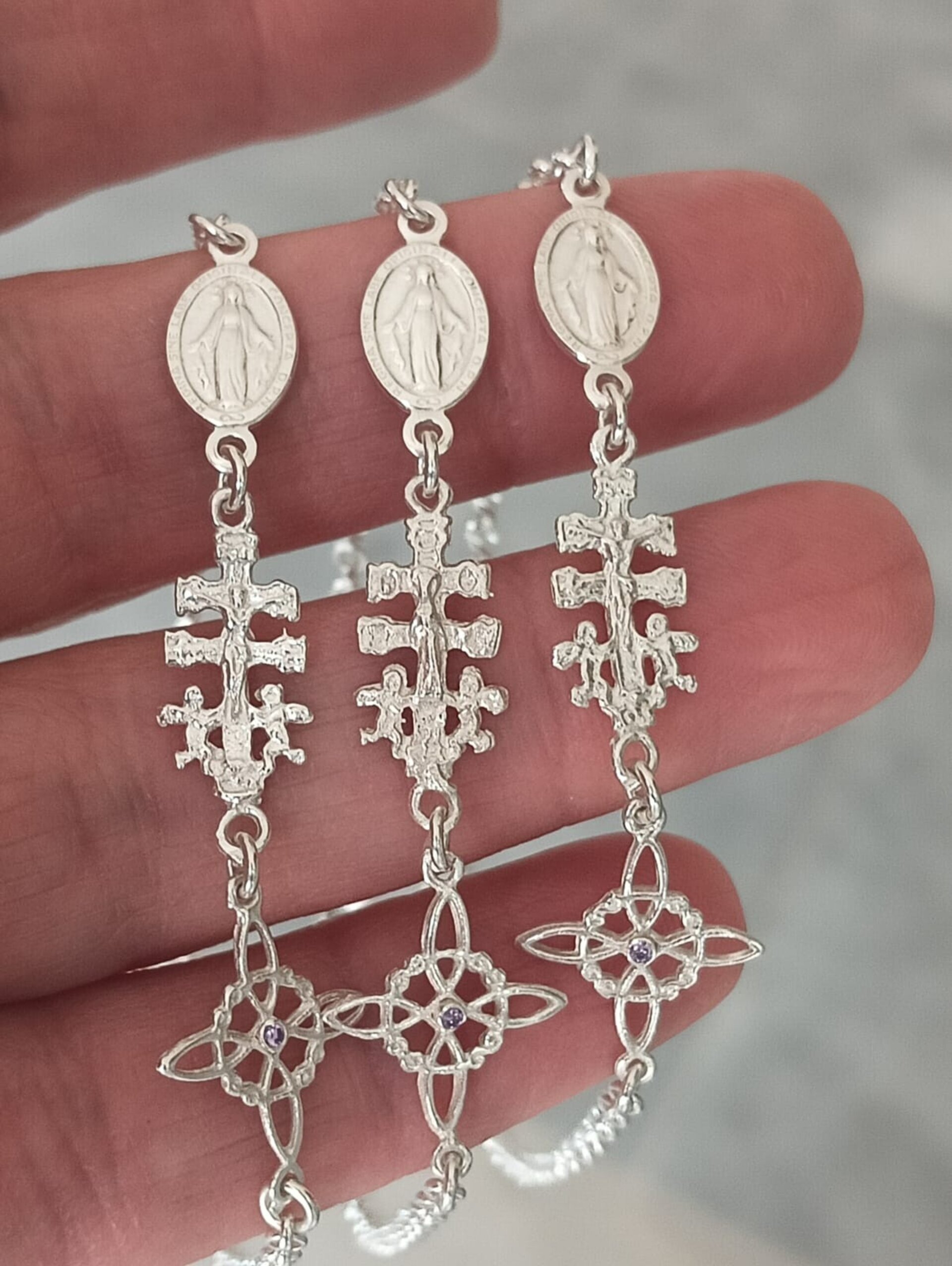 pulsera triple protección San Benito, cruz de caravaca y nudo de bruja - 2