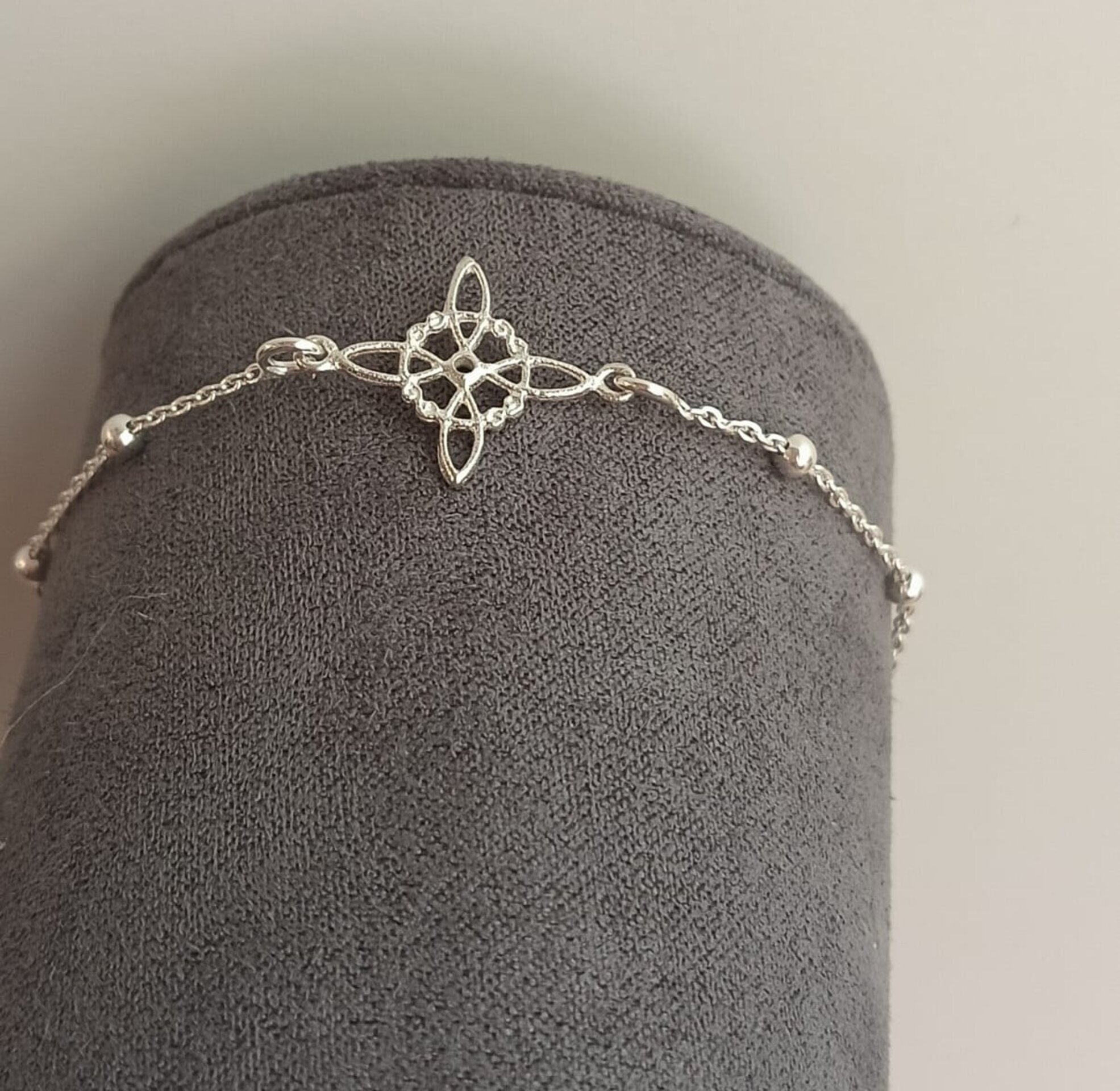 Pulsera bolitas nudo de bruja y piedra mini de onix en el centro - 2