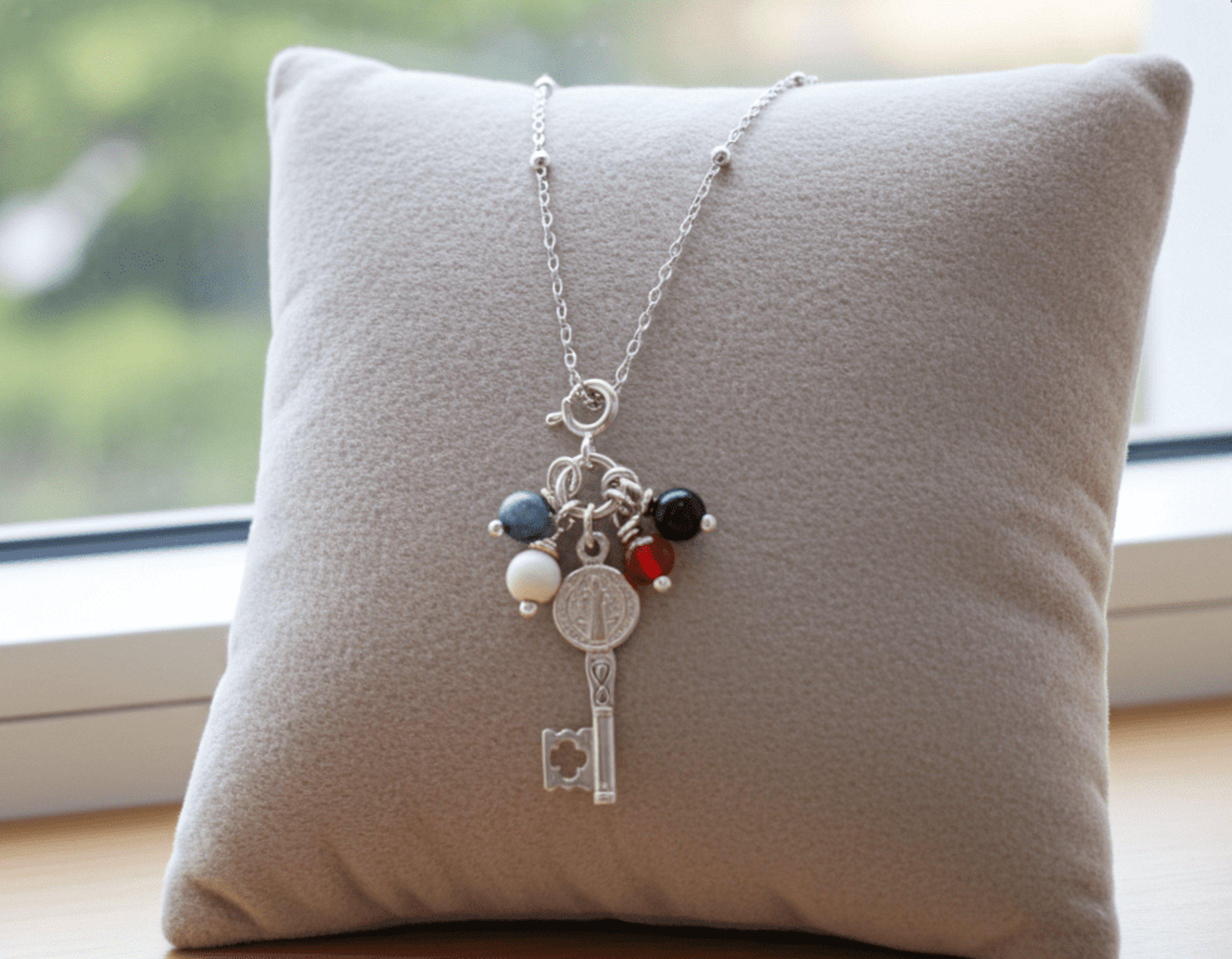 collar Moña llave san Benito con su piedras naturales - 2