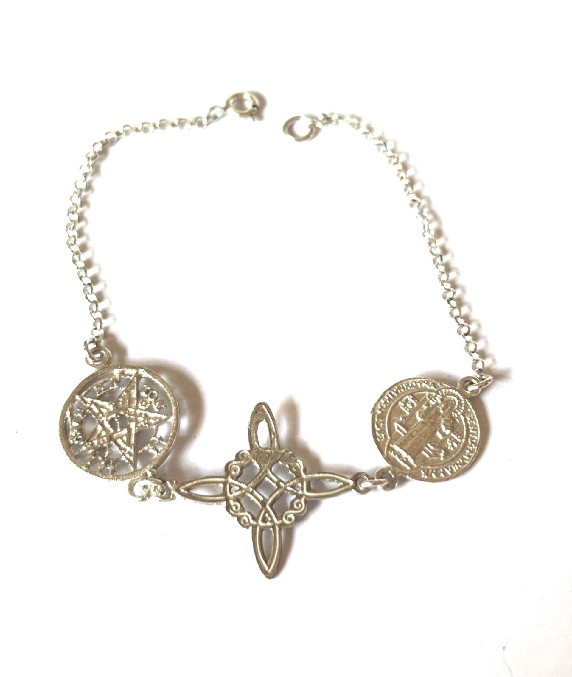 pulsera triple protección nudo de bruja, tetragramaton y San Benito - 3
