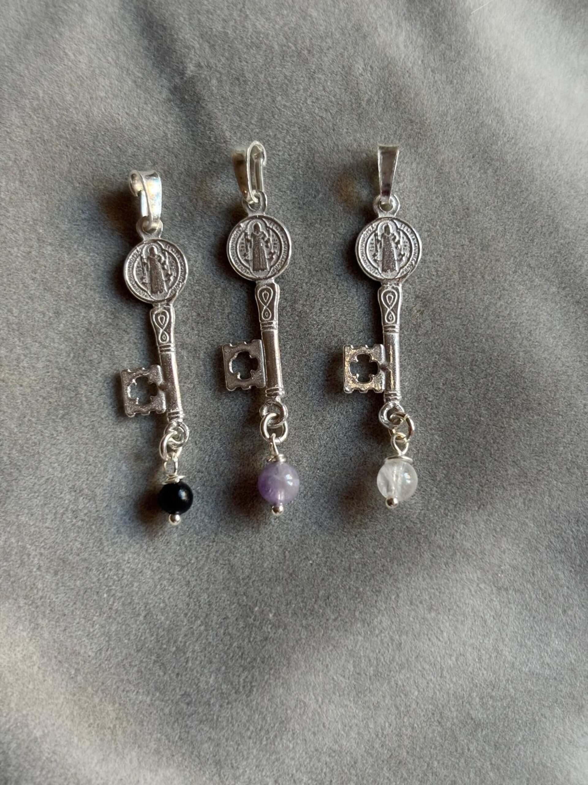 colgante llave san Benito con shungita, amatista y cuarzo maestro - 4