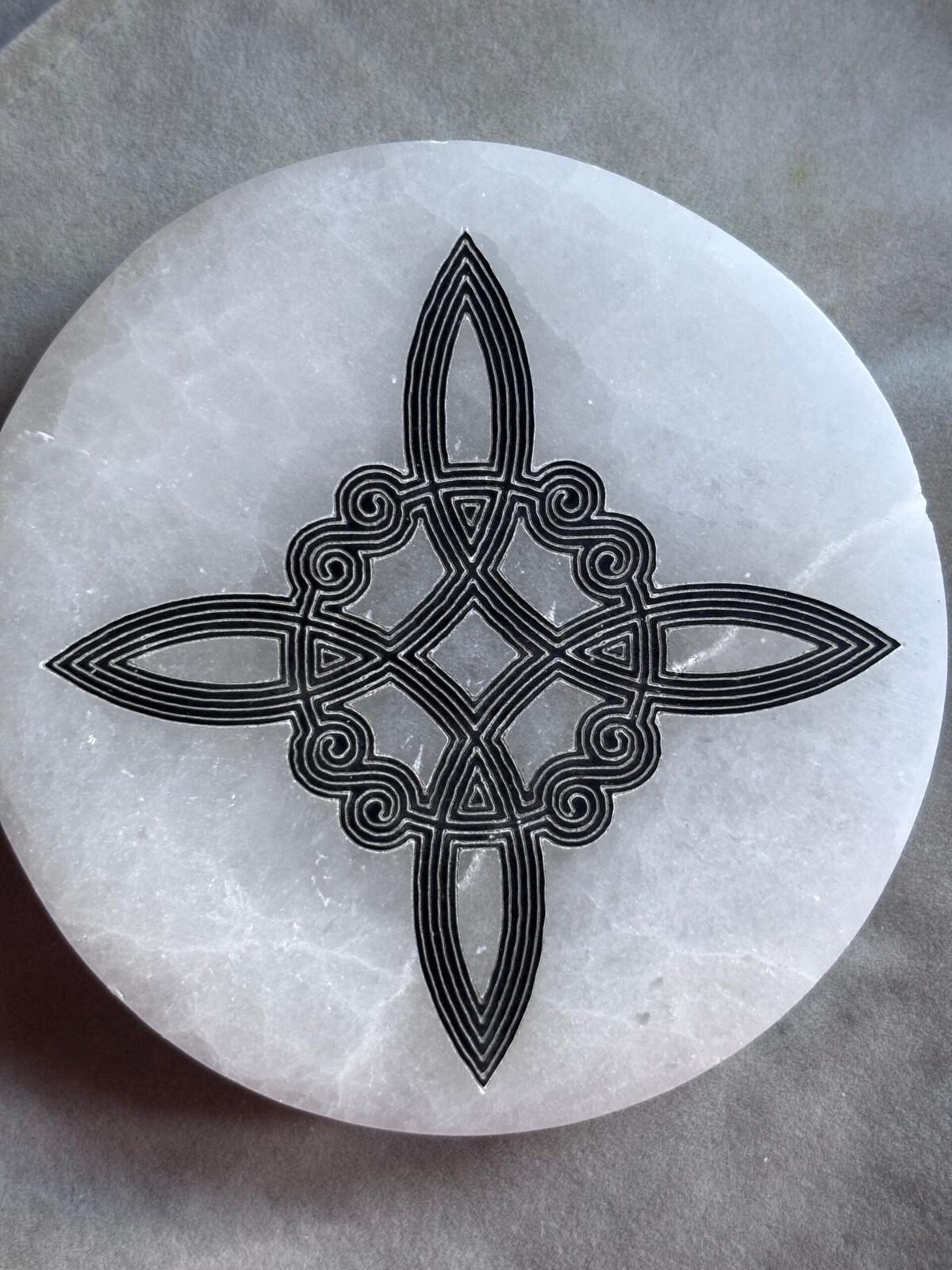 cargador energético de selenita base nudo de bruja - 2