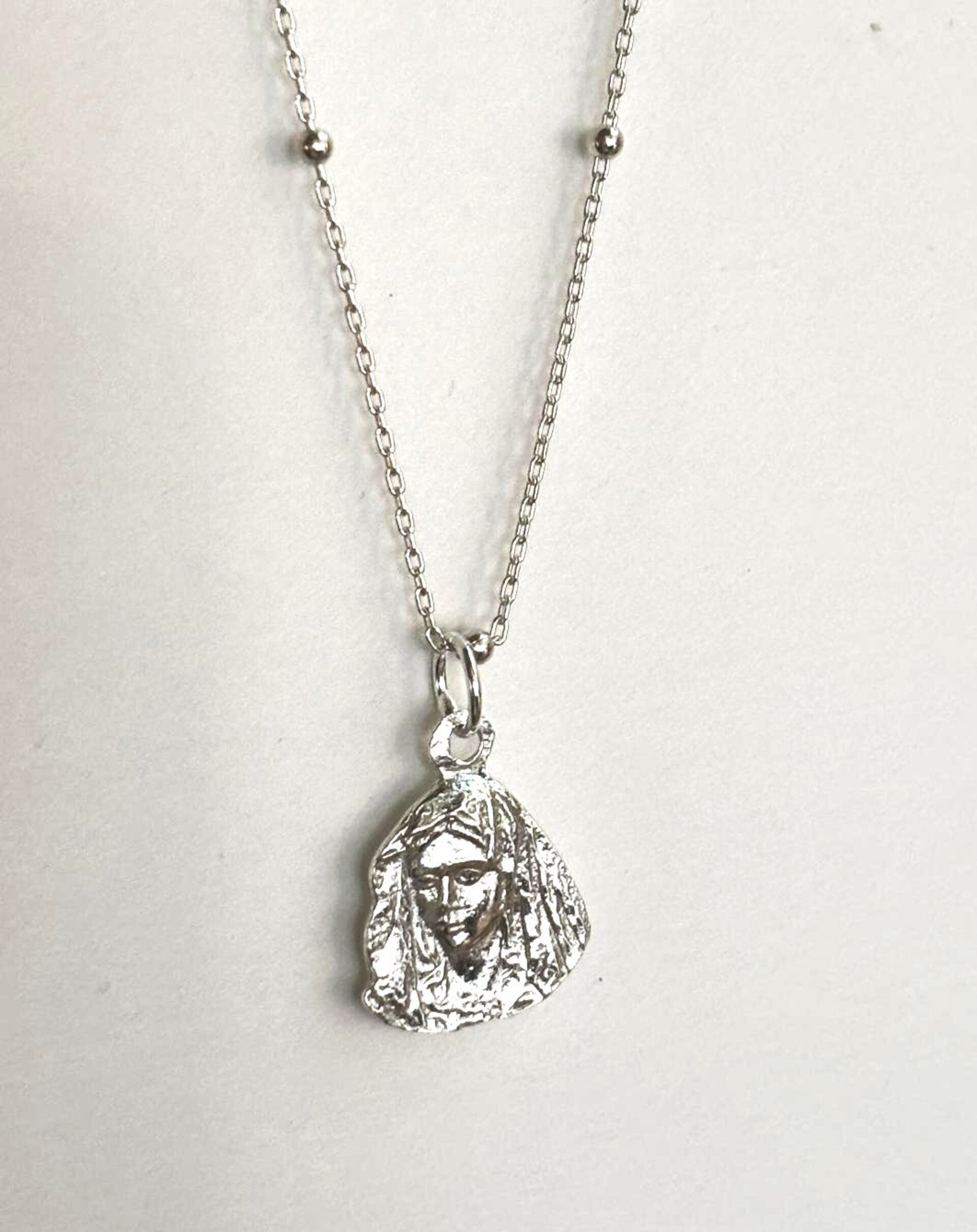 collar religioso virgen de la Macarena - 2