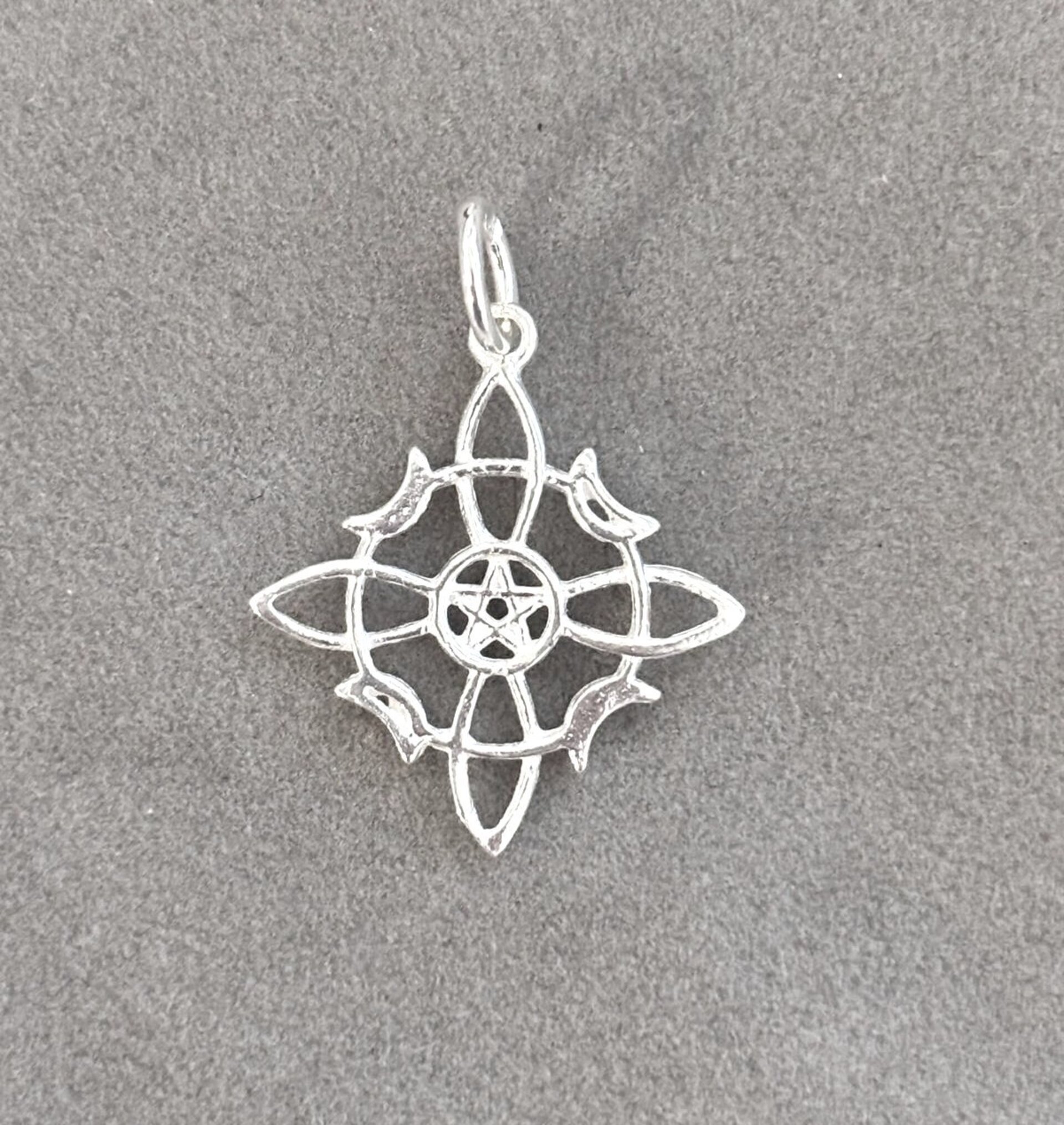 colgante  triple protección nudo de bruja, pentagrama y 4 lunas - 1