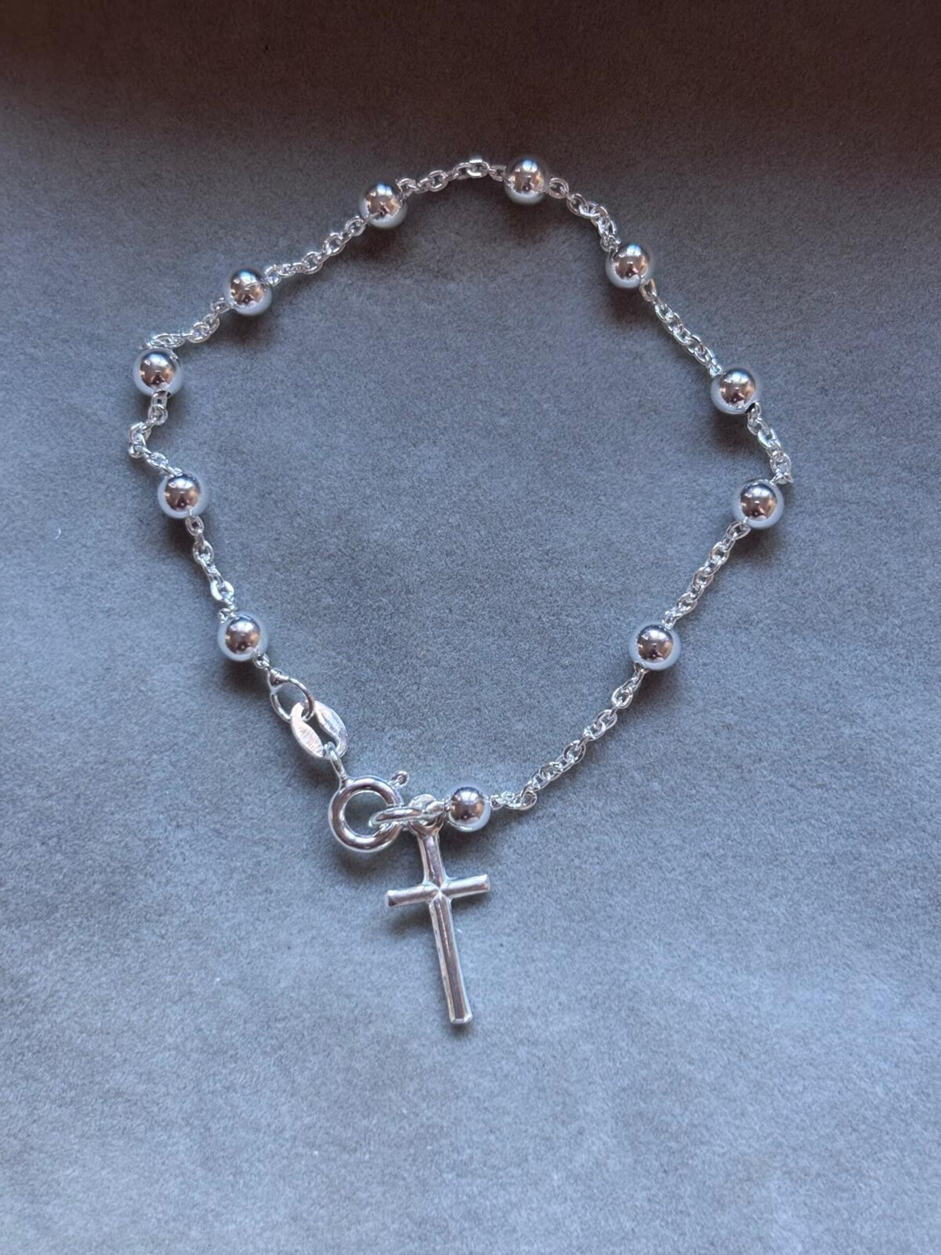pulsera bolitas y cruz - 1