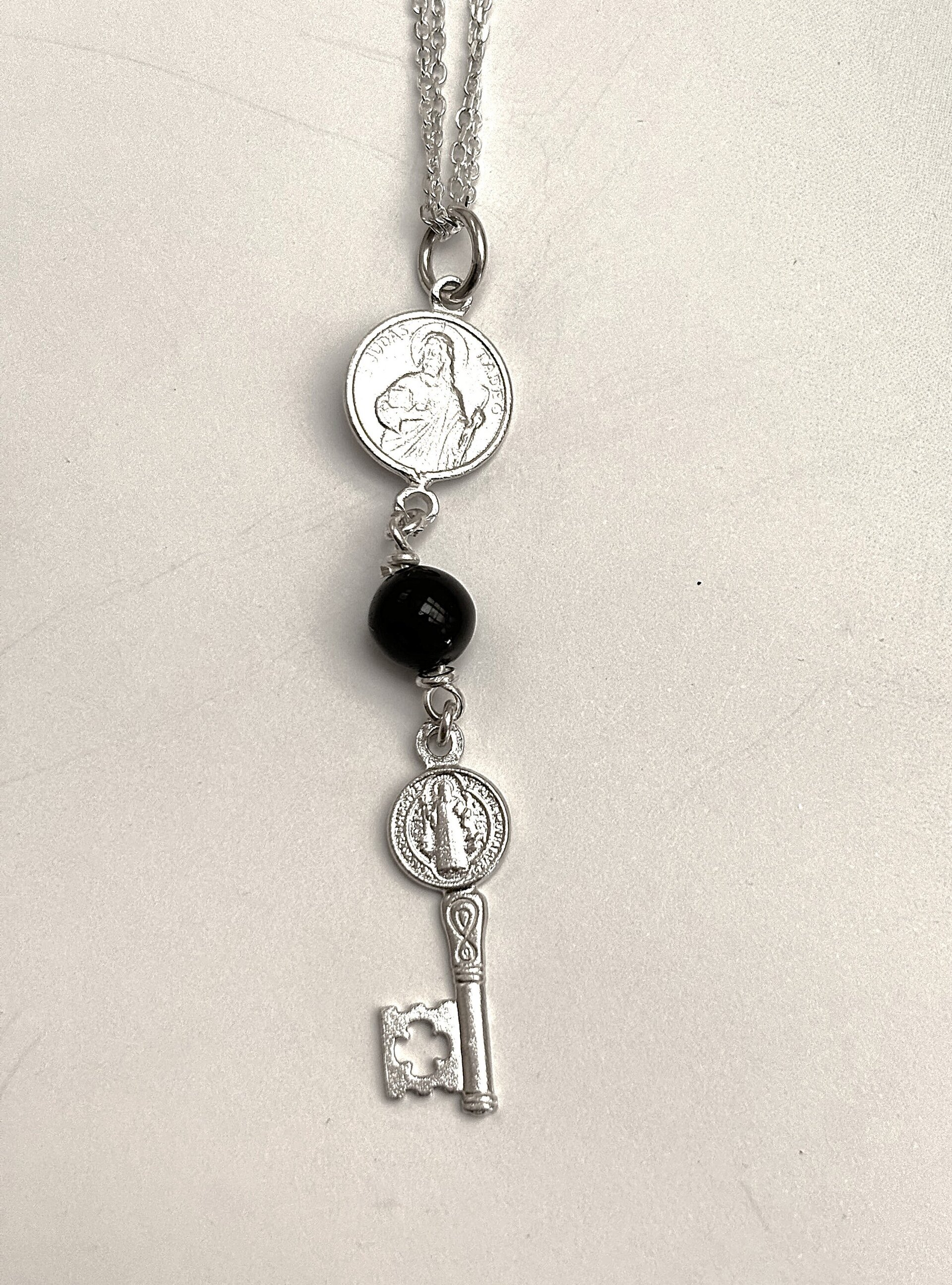 Collar llave abre caminos y san judas Tadeo con onix - 3