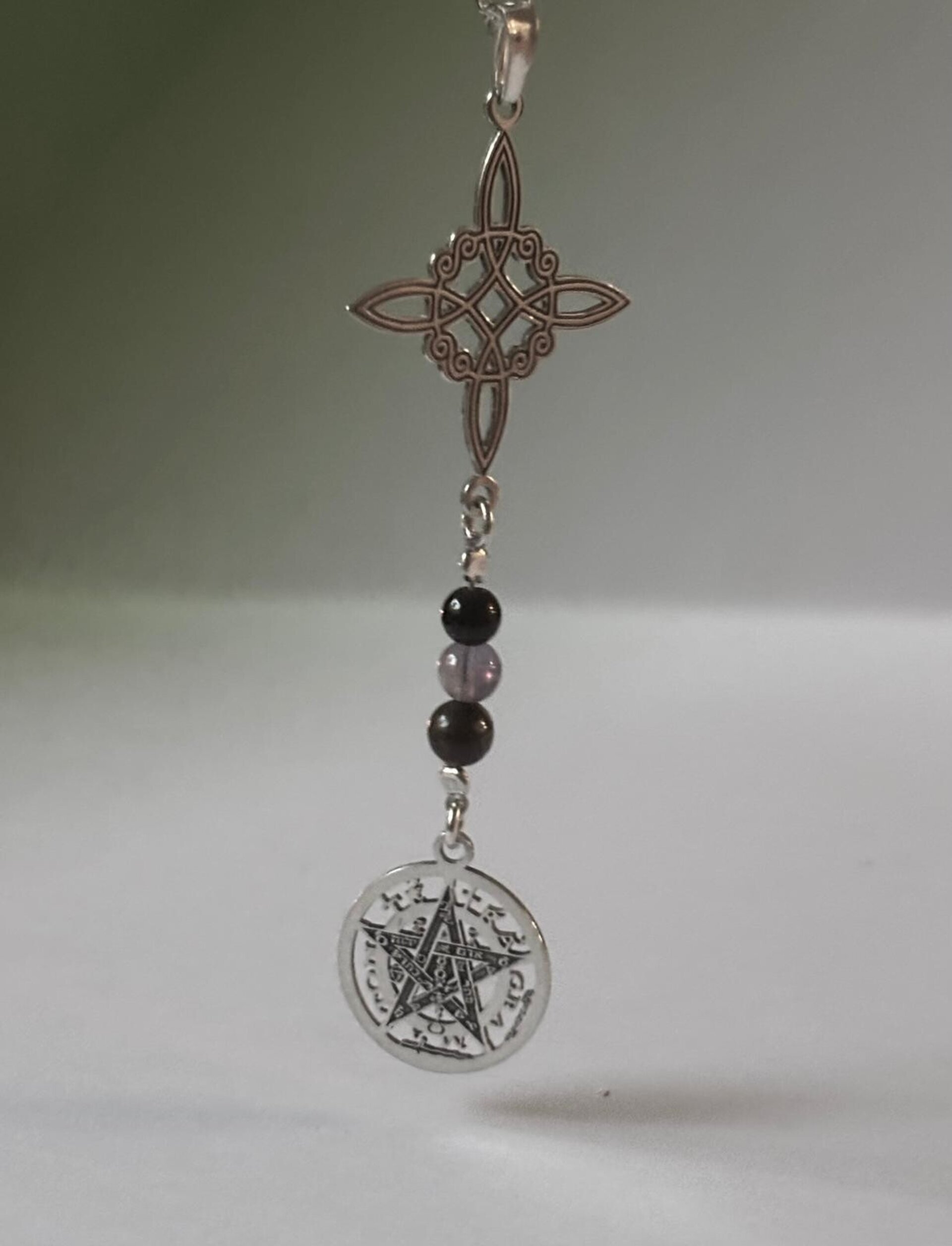 collar doble protección nudo de bruja y Tetragrámaton con tres piedras - 5