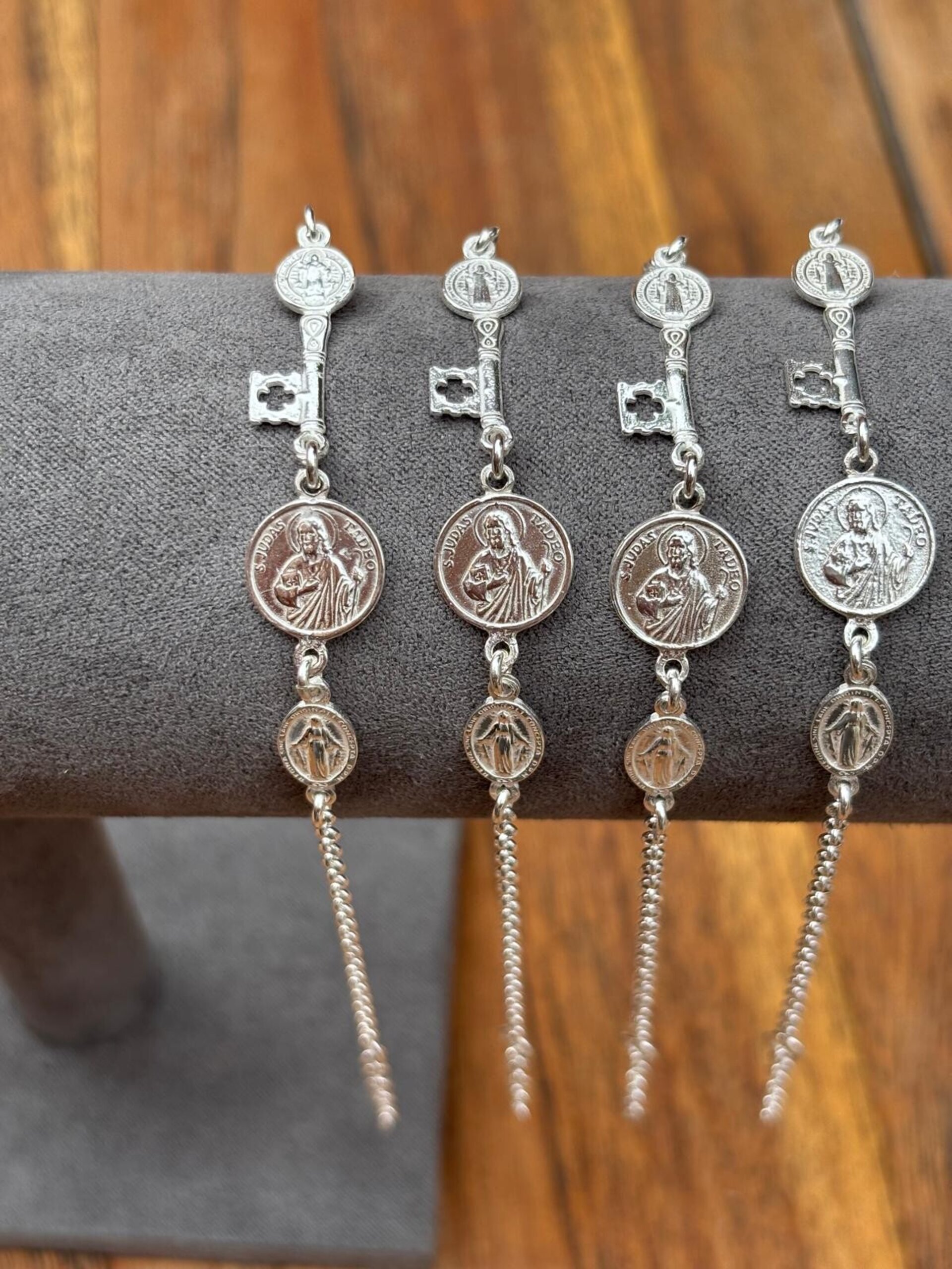 pulsera triple protección llave San Benito, San judas Tadeo y virgen milagrosa - 2