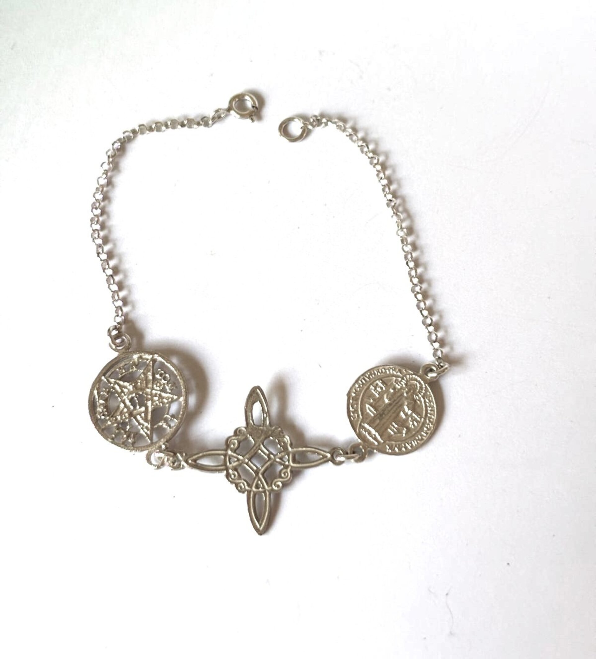 pulsera triple protección nudo de bruja, tetragramaton y San Benito - 2