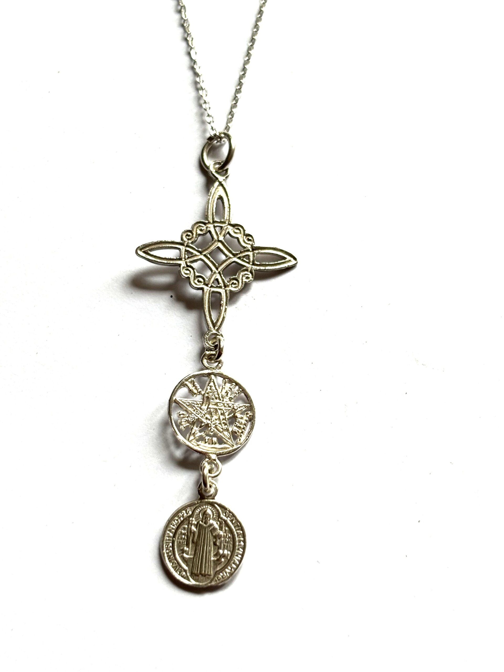 collar triple protección nudo de bruja, tetragramaton y San Benito - 3